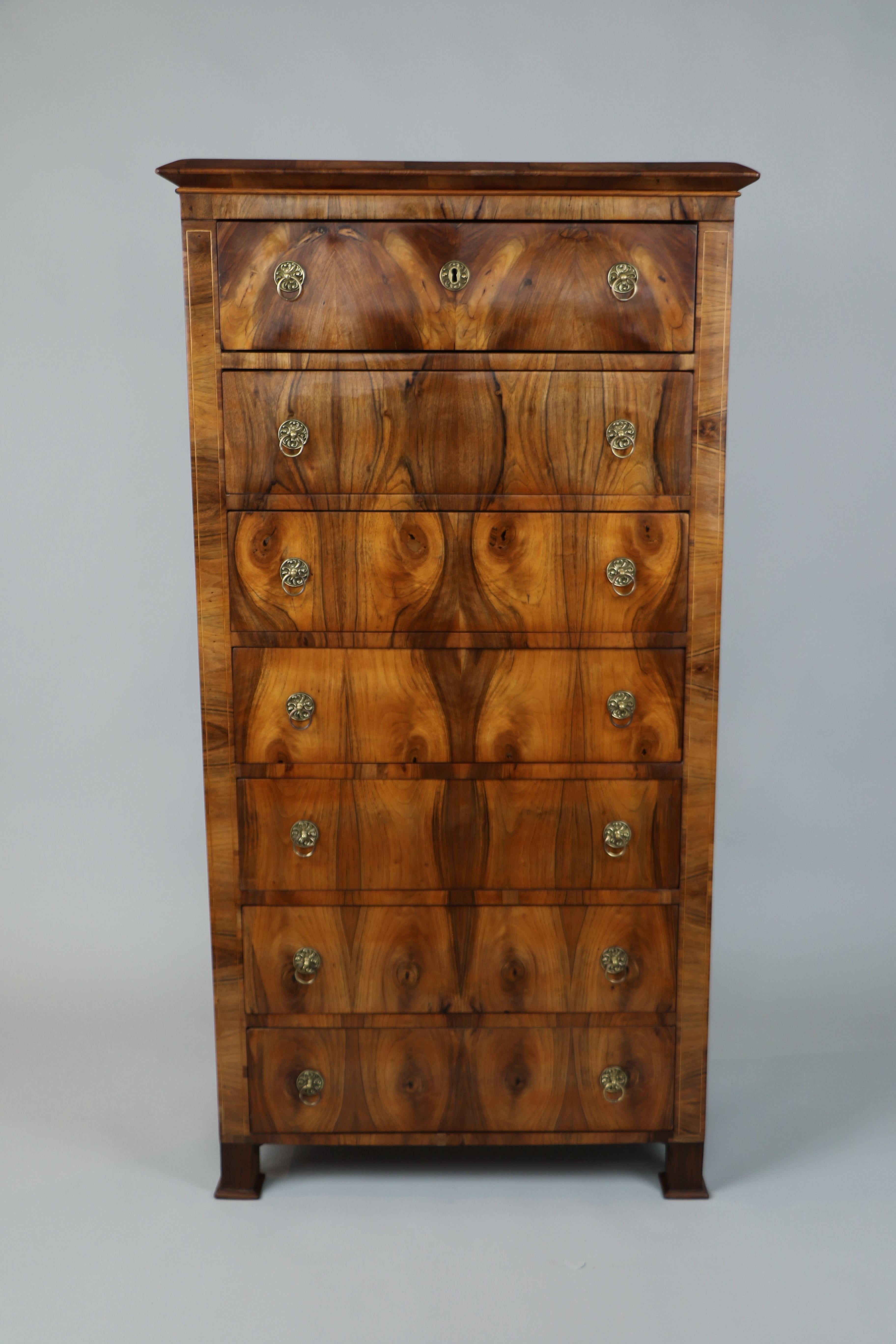 Feine Biedermeier-Semainier-Kommode mit sieben Schubladen aus dem 19. Jahrhundert. Wiener Stadt, um 1825. (Poliert) im Angebot