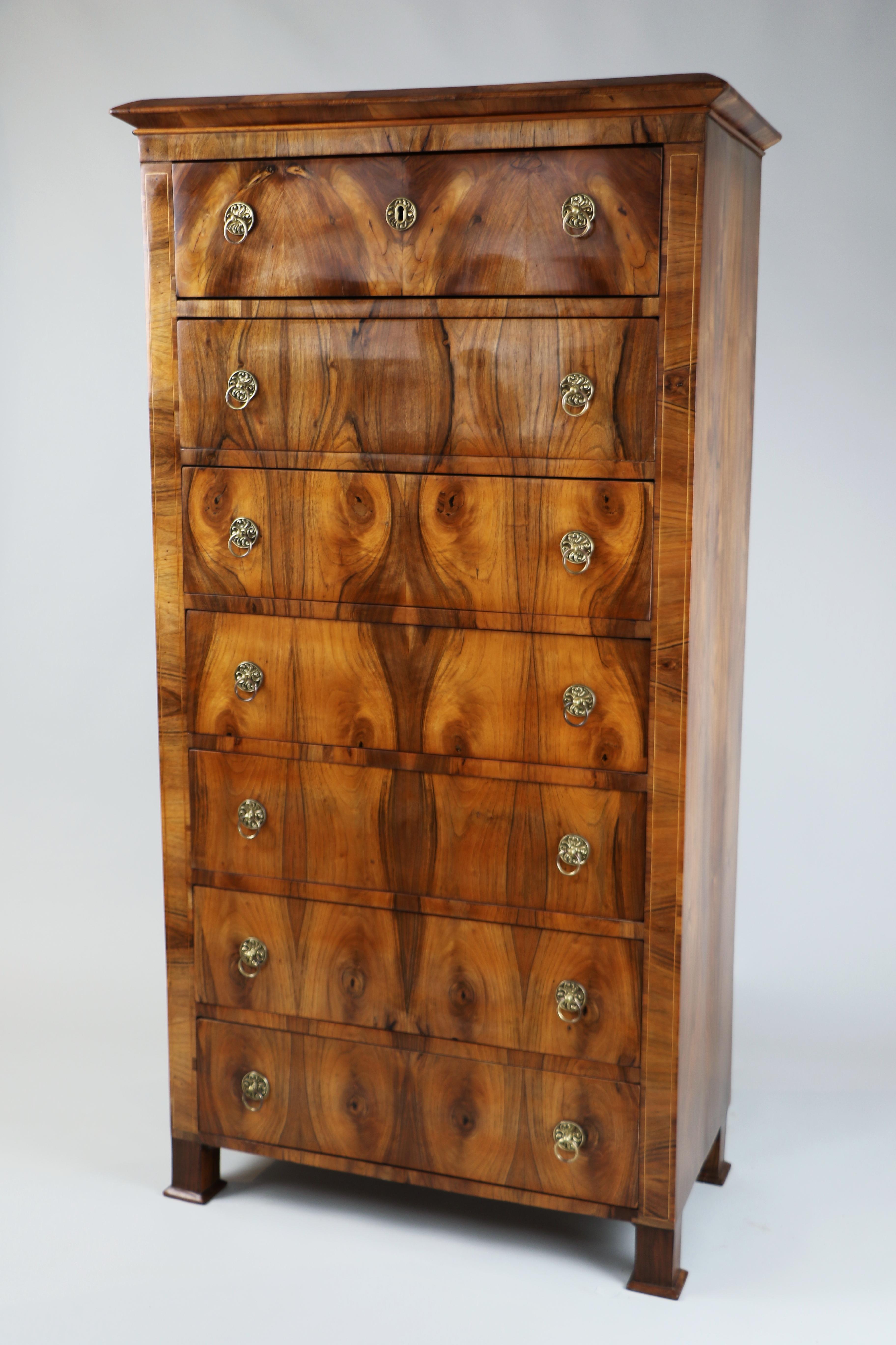 Feine Biedermeier-Semainier-Kommode mit sieben Schubladen aus dem 19. Jahrhundert. Wiener Stadt, um 1825. im Zustand „Gut“ im Angebot in Vienna, AT