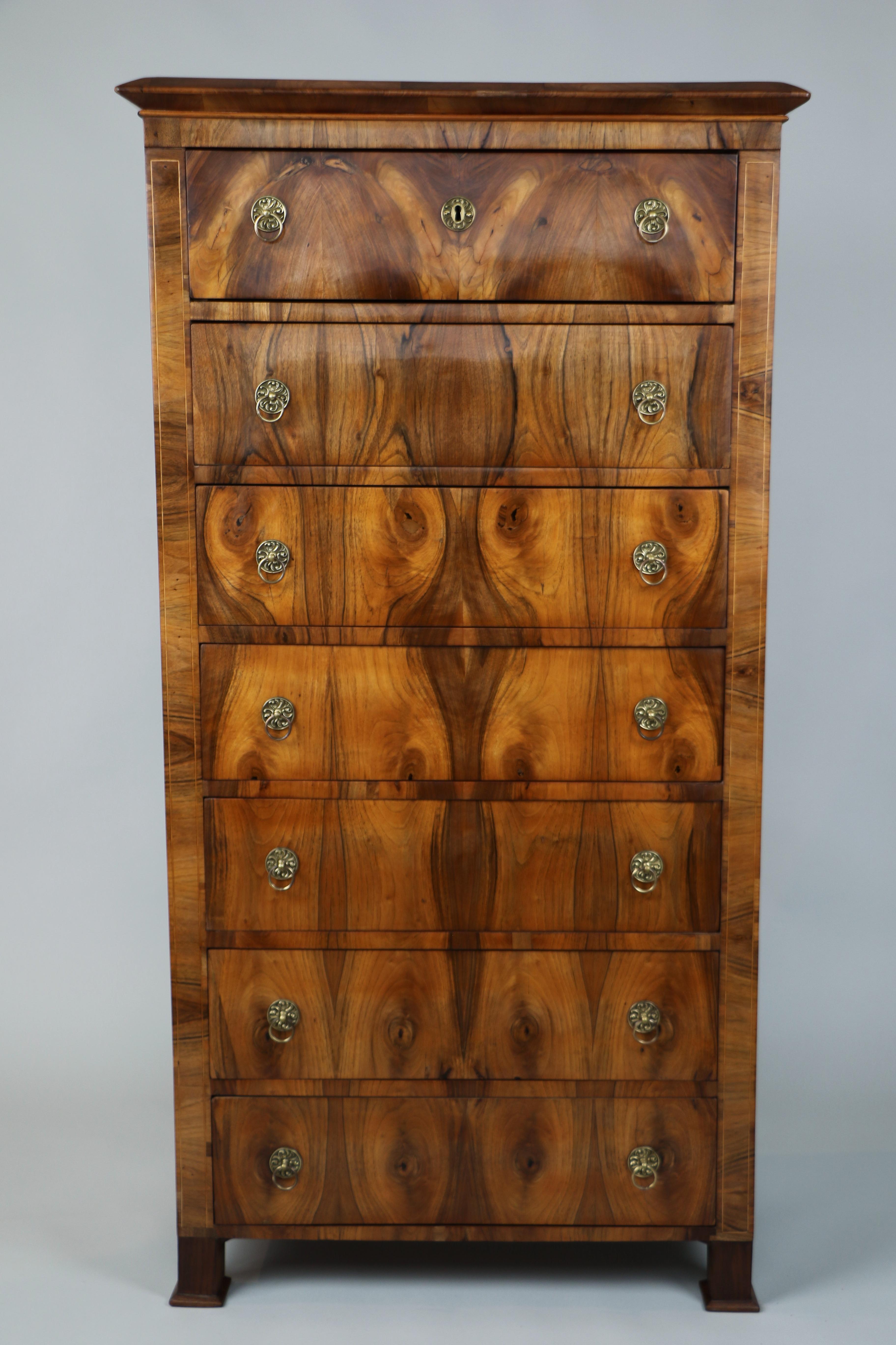 Feine Biedermeier-Semainier-Kommode mit sieben Schubladen aus dem 19. Jahrhundert. Wiener Stadt, um 1825. im Angebot 1