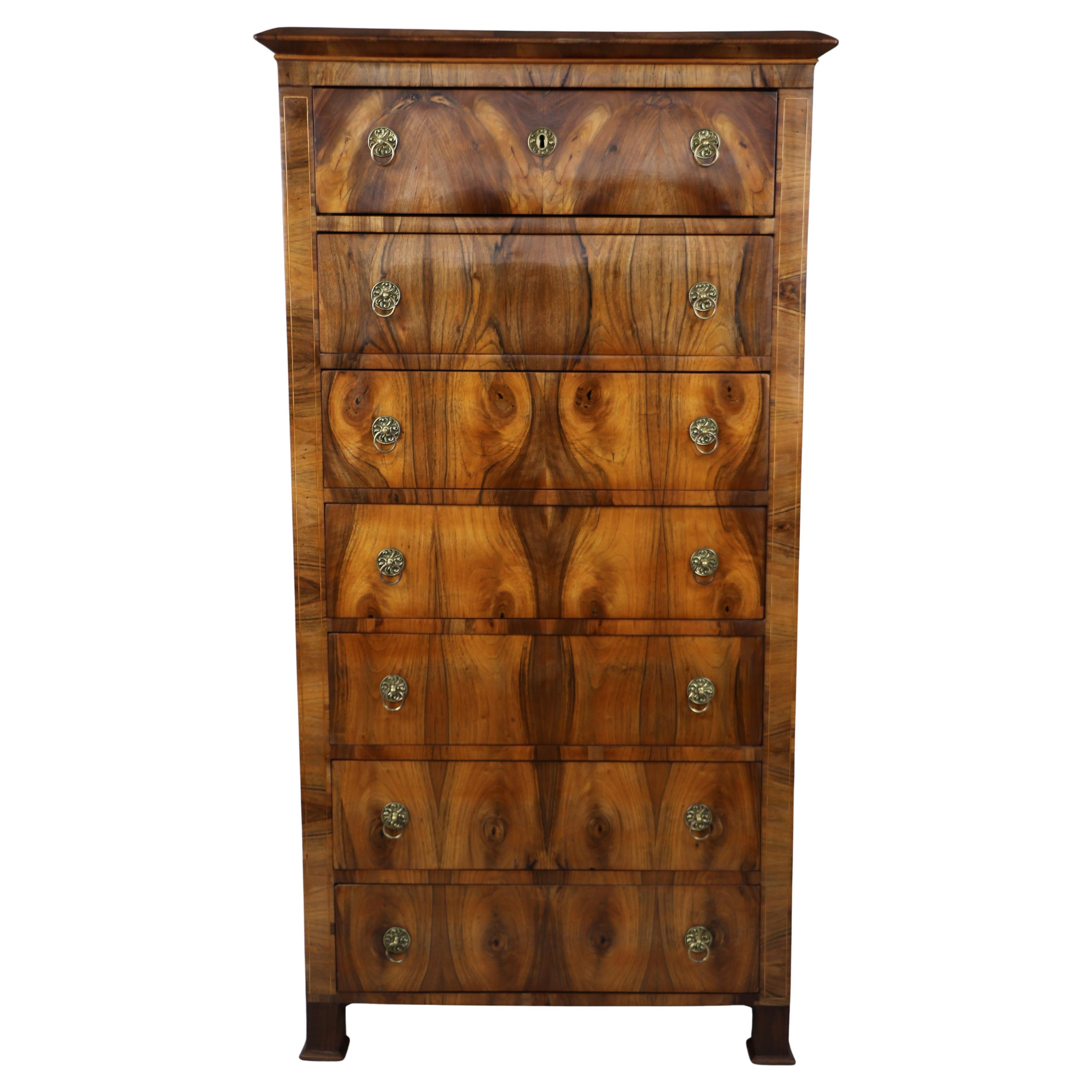 Feine Biedermeier-Semainier-Kommode mit sieben Schubladen aus dem 19. Jahrhundert. Wiener Stadt, um 1825. im Angebot