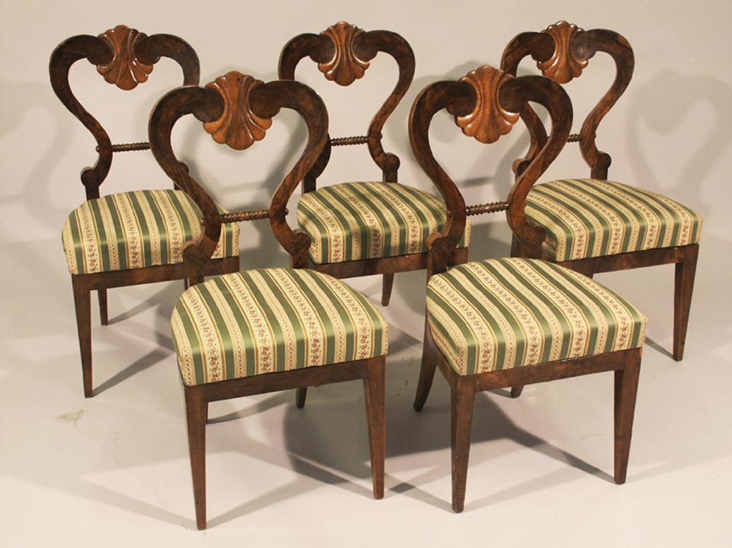 19th Century Biedermeier Walnut Set of Five Chairs & Table. Vienna, c. 1825. 1