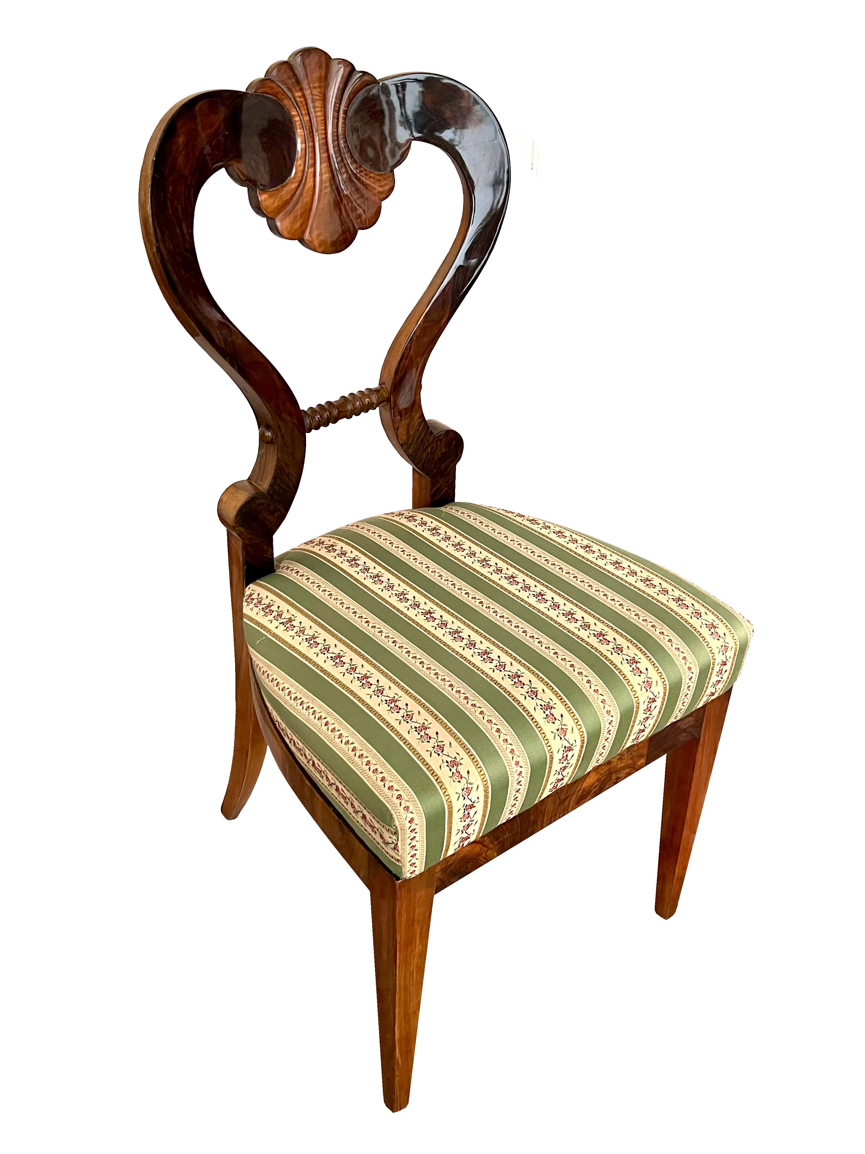 19th Century Biedermeier Walnut Set of Five Chairs & Table. Vienna, c. 1825. 4