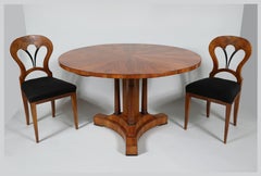 Set di sei sedie e tavolo Biedermeier del XIX secolo. Vienna, 1825 circa.