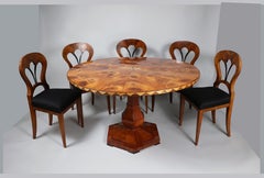 Ensemble de six chaises et table Biedermeier du 19e siècle. Vienne, vers 1825.