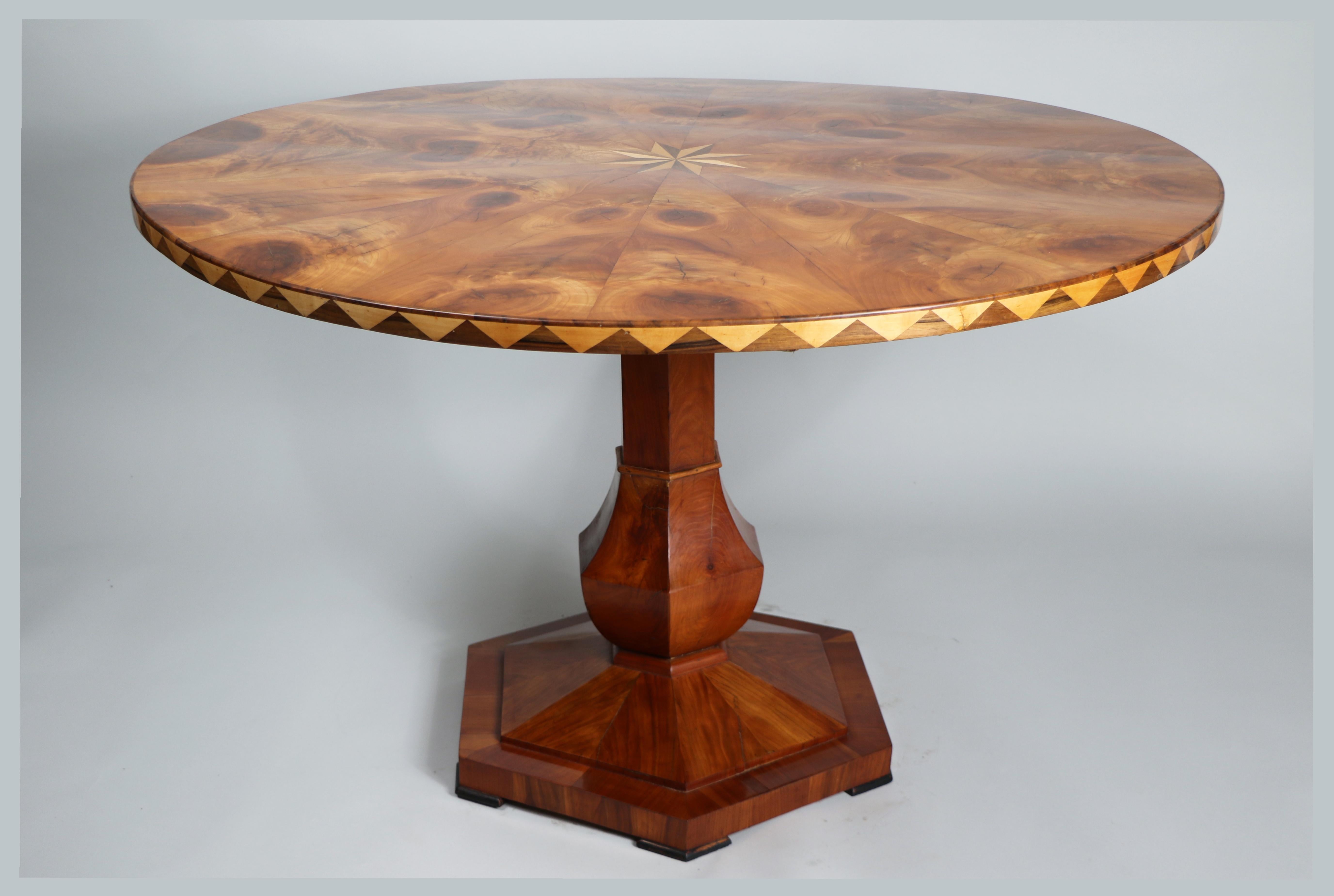 19. Jahrhundert Feines Biedermeier Set aus sechs Stühlen und Tisch. Wiener Stadt, um 1825. im Zustand „Gut“ im Angebot in Vienna, AT