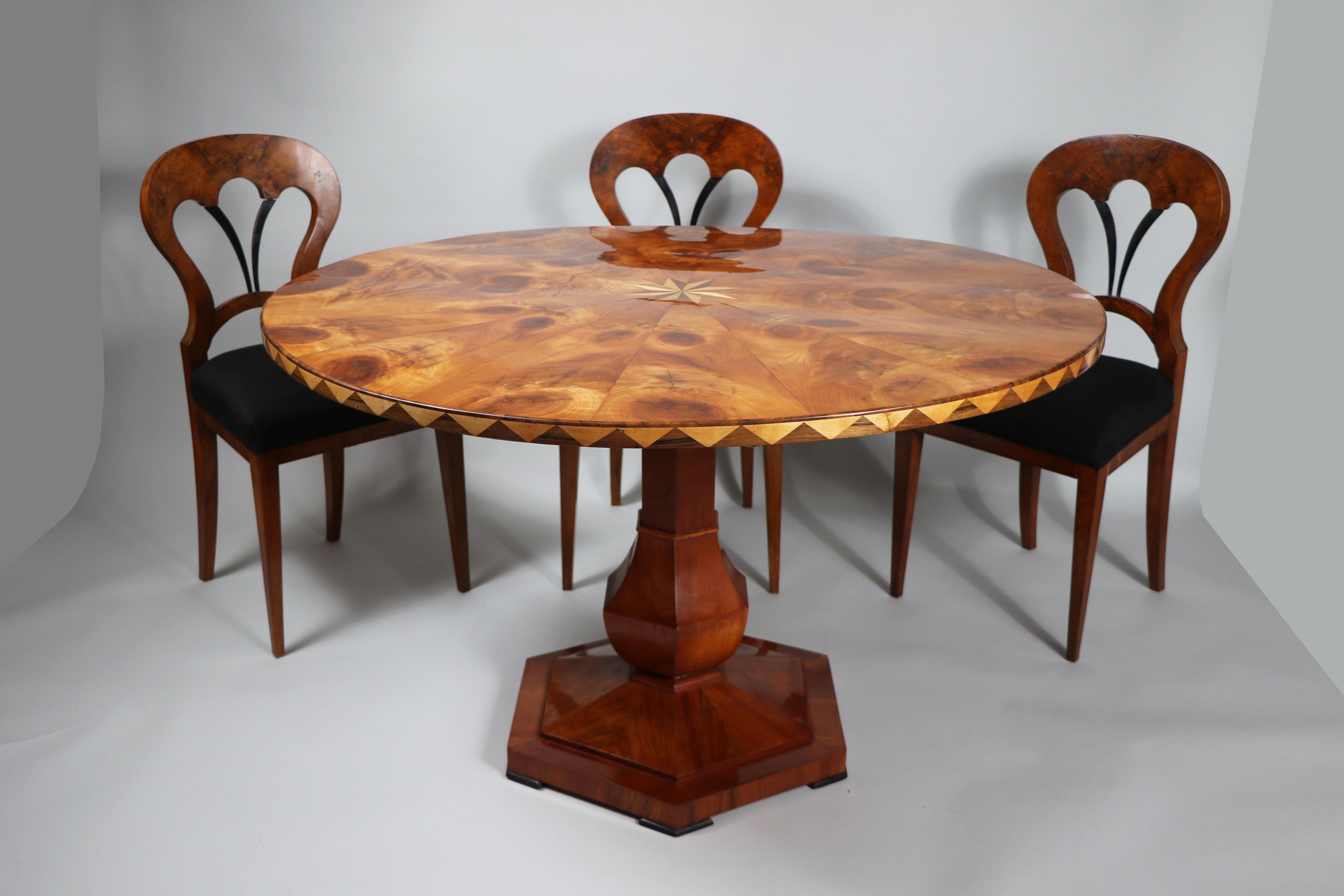 19. Jahrhundert Feines Biedermeier Set aus sechs Stühlen und Tisch. Wiener Stadt, um 1825. im Angebot 1
