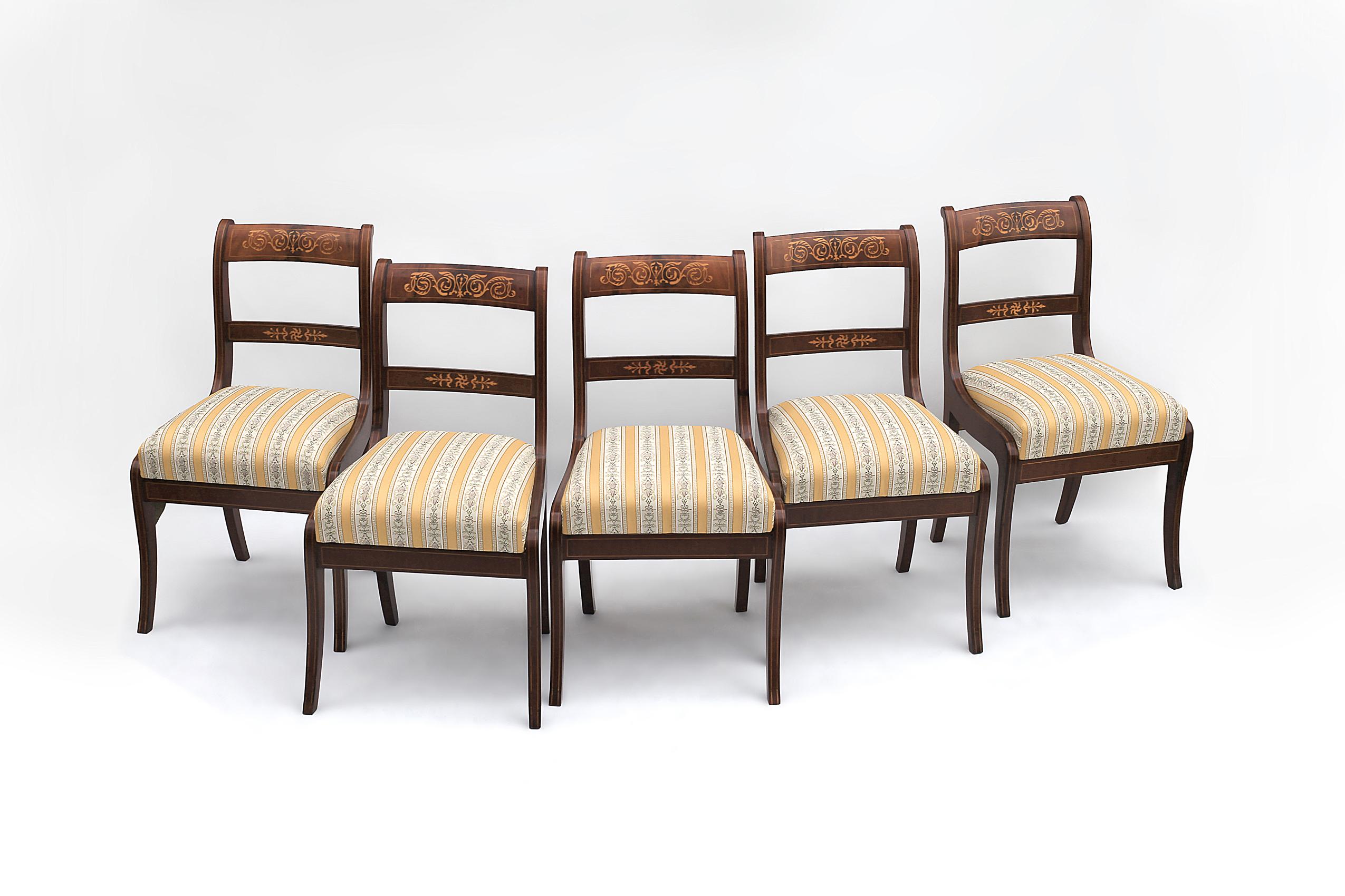 Biedermeier-Set des 19. Jahrhunderts mit Tisch, Sofa, fünf Stühlen und zwei Sesseln. im Angebot 14