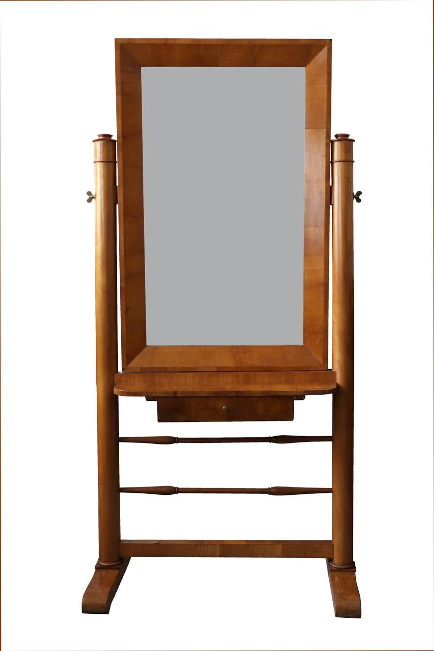 Bonjour,
Nous aimerions vous offrir ce miroir sur pied en cerisier de Biedermeier (Psyche), vraiment exquis et rare. La pièce a été fabriquée à Vienne vers 1825.

Le Biedermeier viennois se distingue par ses proportions sophistiquées, son design