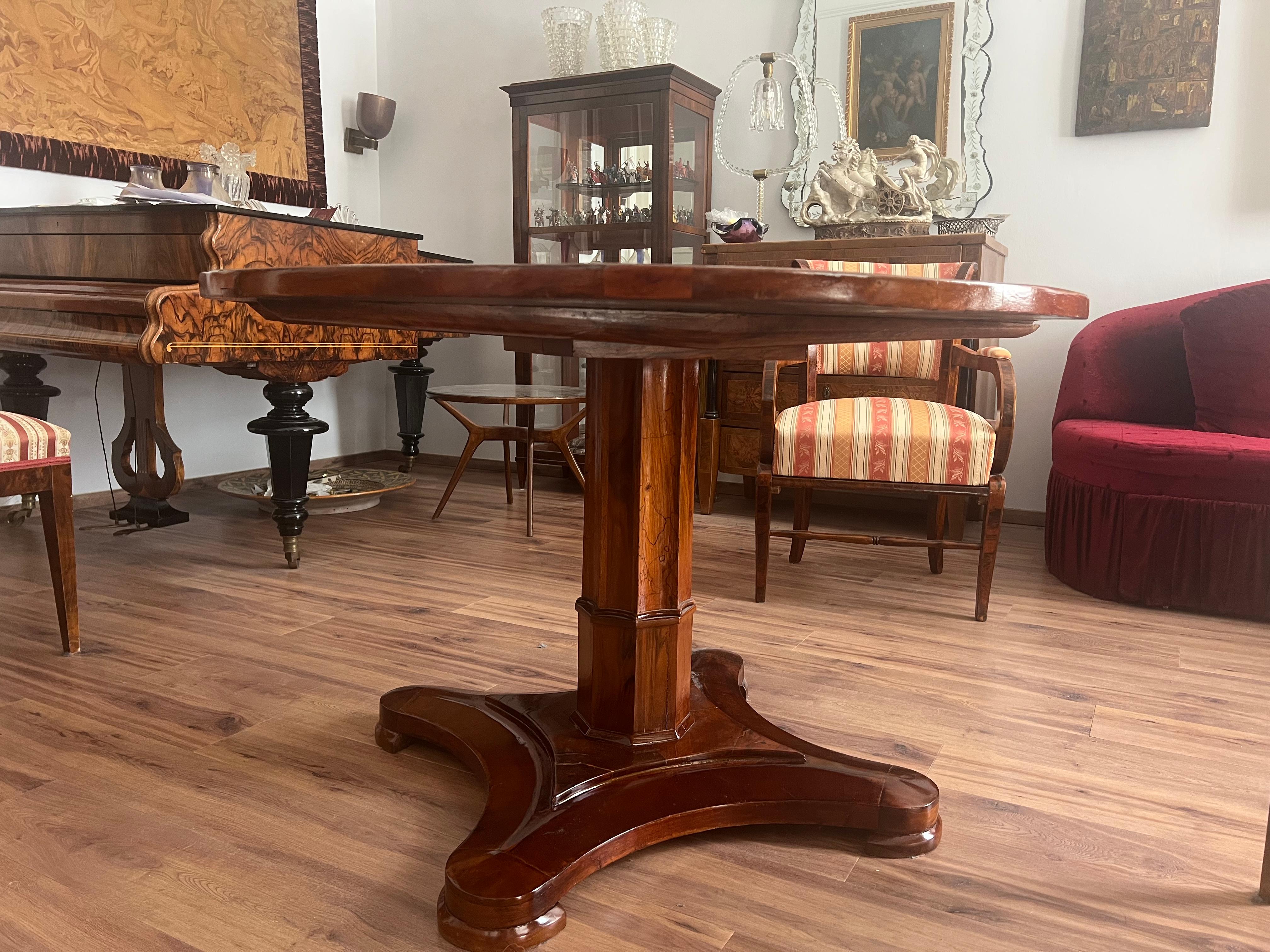 Biedermeier Tisch aus Nussbaumholz - Wien, um 1820
Aus der Sammlung des Barons von Planta, Budapest

Dieser vornehme Biedermeier-Tisch, der um 1825 in Wien gefertigt wurde, ist ein Zeugnis für die raffinierte Ästhetik und Handwerkskunst des frühen