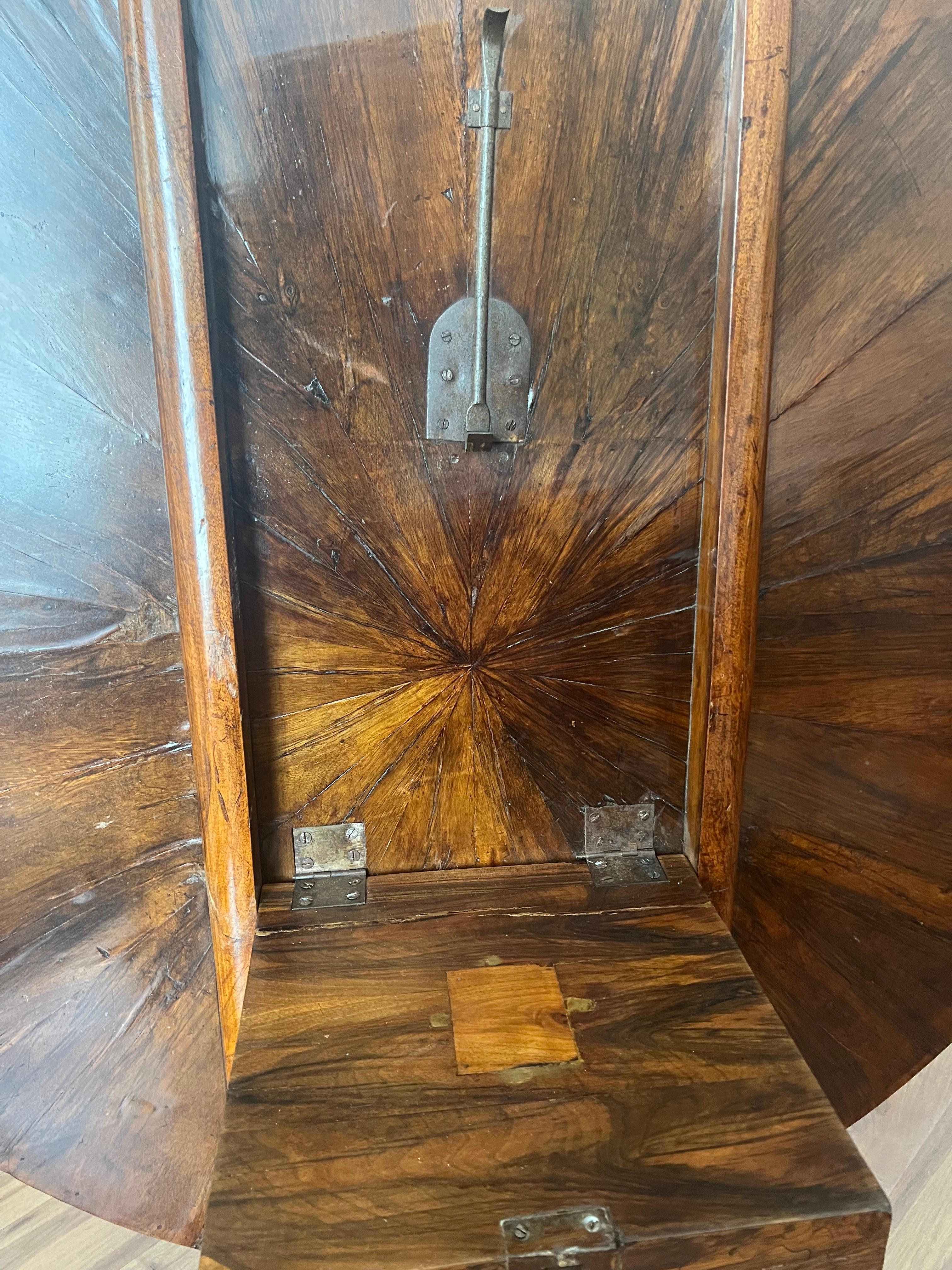 Feiner Biedermeier-Tisch des 19. Jahrhunderts. Wiener Stadt, um 1820. (Frühes 20. Jahrhundert) im Angebot