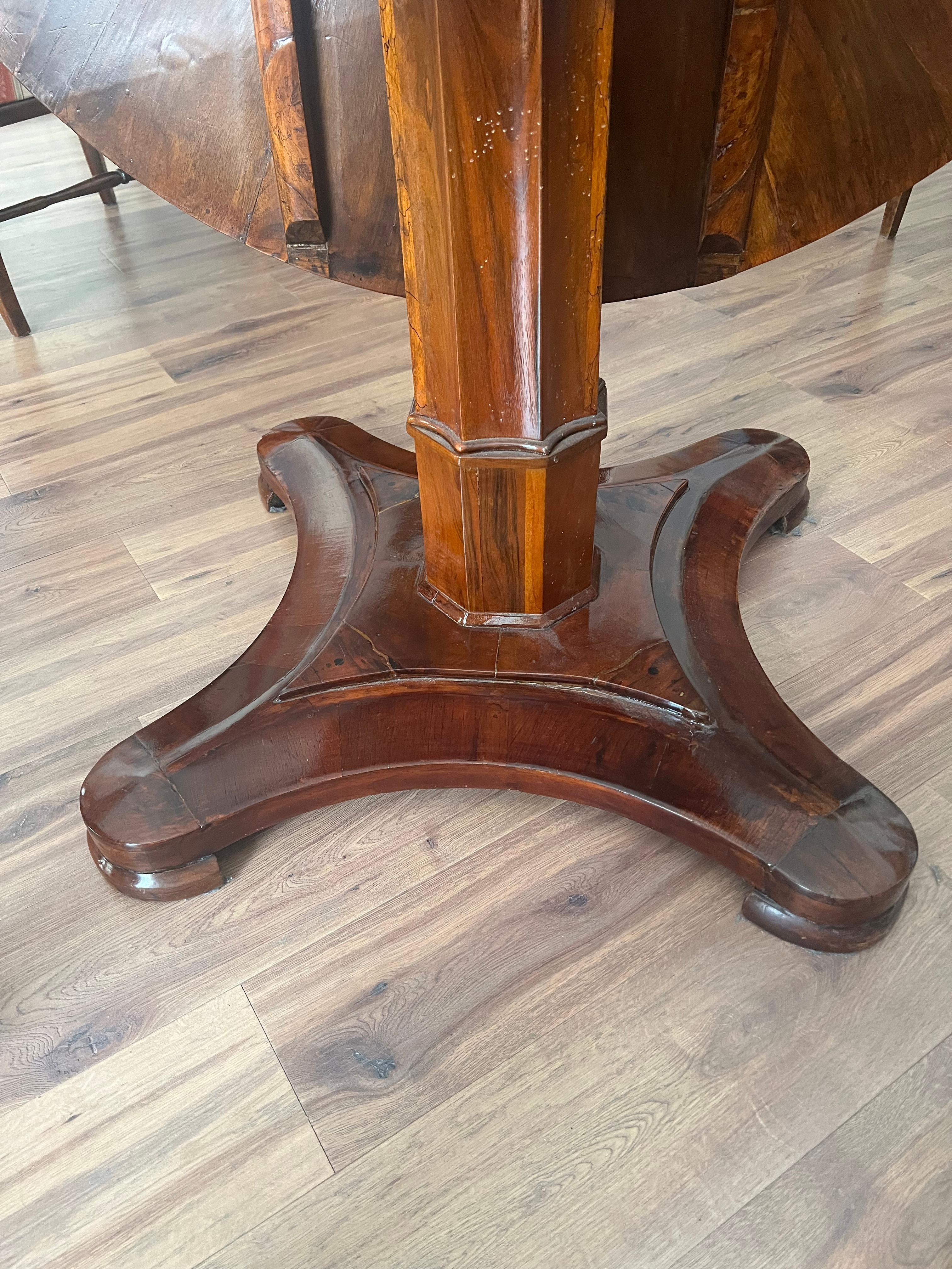 Feiner Biedermeier-Tisch des 19. Jahrhunderts. Wiener Stadt, um 1820. (Walnuss) im Angebot