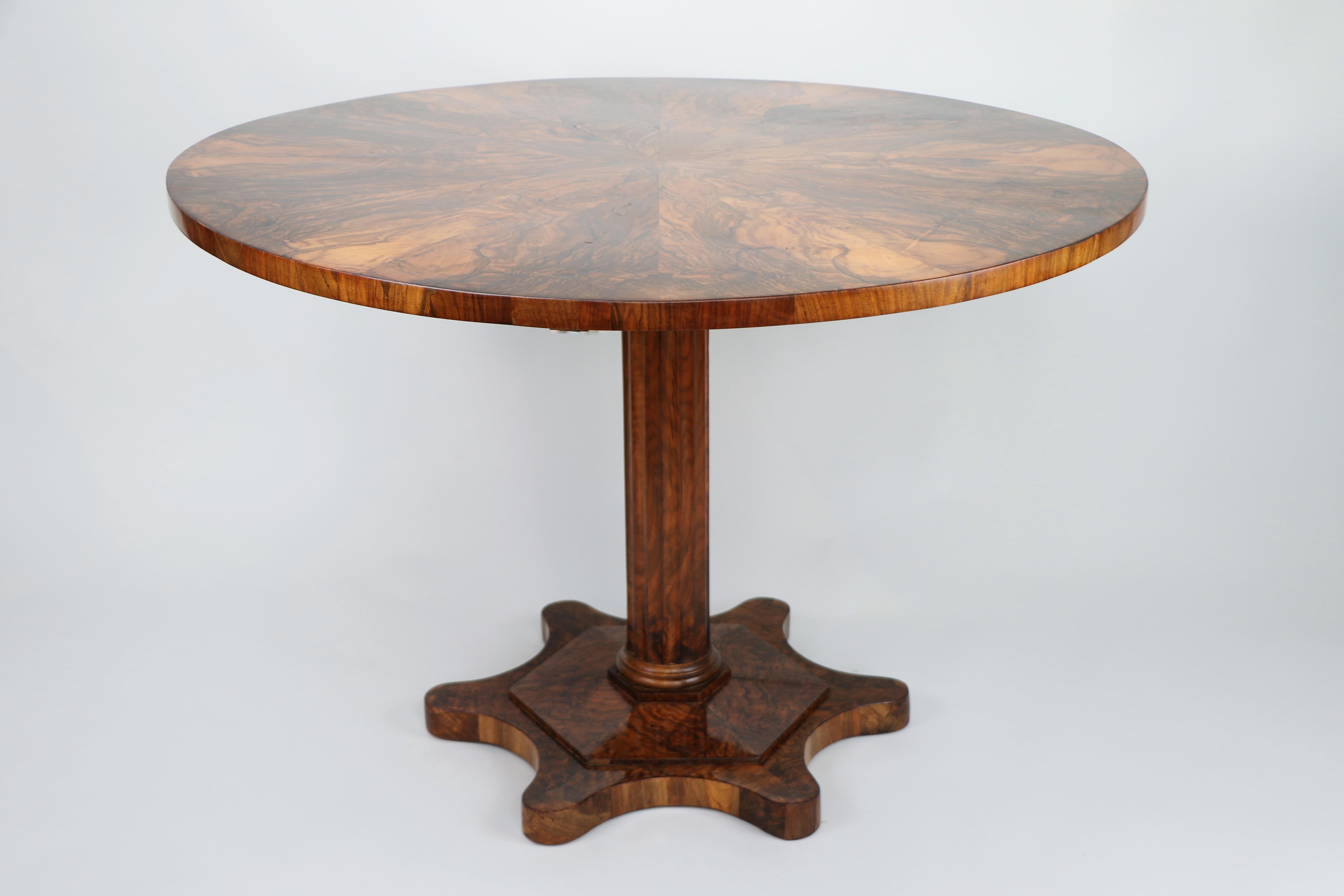Exquisita mesa Biedermeier de nogal - Viena, hacia 1825

Esta notable mesa Biedermeier, fabricada en Viena hacia 1825, es un magnífico ejemplo del diseño elegante y funcional de la época. Fabricada en nogal de veteado intenso, la parte superior luce