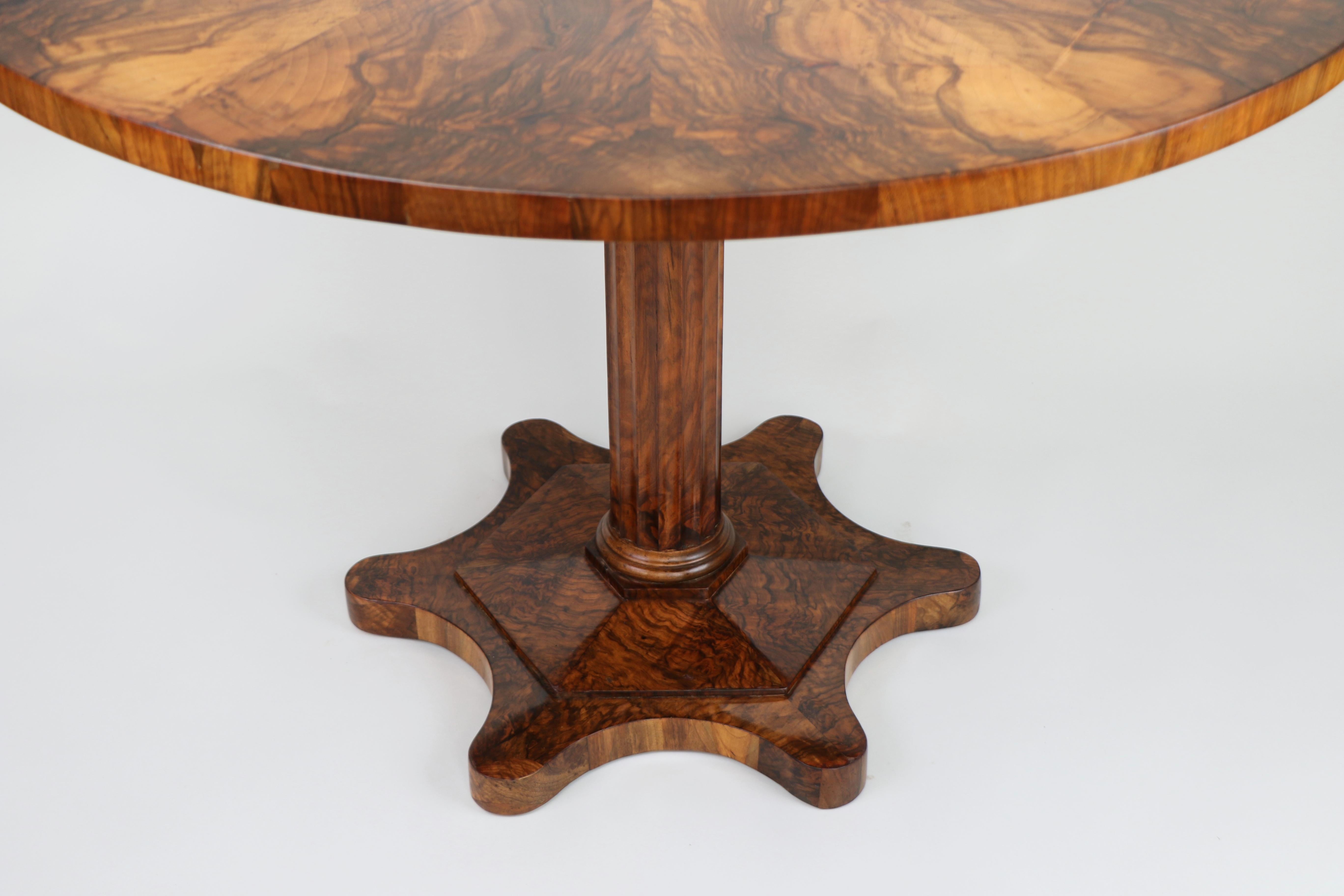 Mesa Biedermeier del siglo XIX. Viena, hacia 1825. Nogal en venta