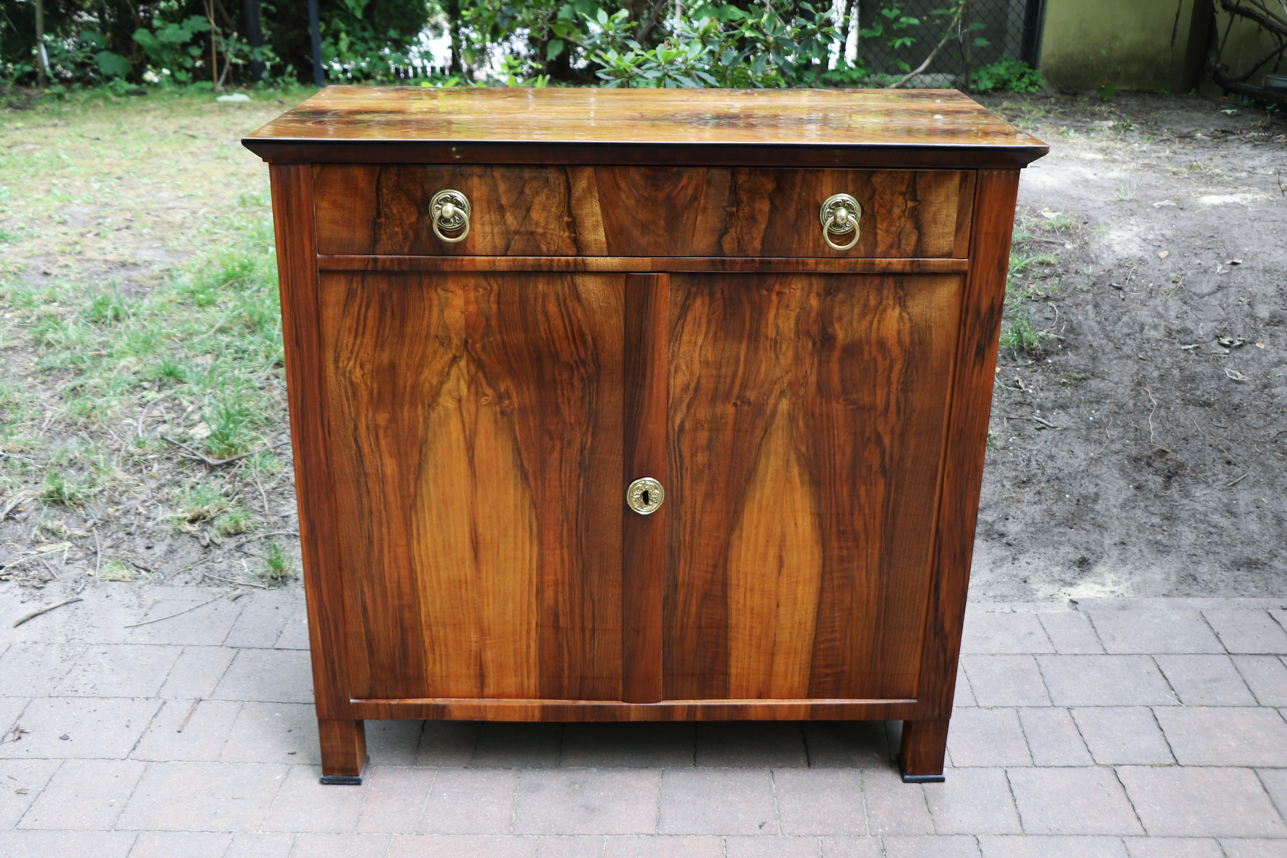 Elegant Biedermeier Walnut Trumeau Commode – Vienna, circa 1825
We are pleased to offer this exceptional authentic Viennese Biedermeier trumeau commode, crafted around 1825. This rare and refined piece exemplifies the very essence of Biedermeier