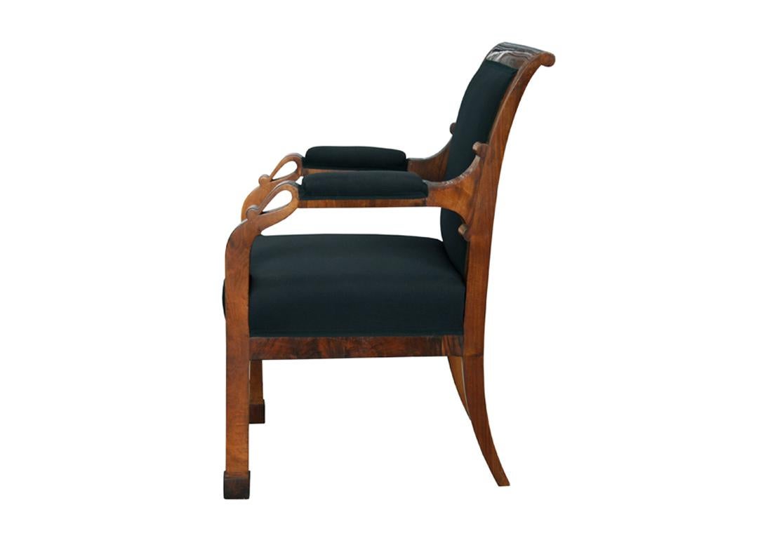 Bonjour,
Cet élégant et vraiment exceptionnel fauteuil Biedermeier viennois précoce a été fabriqué vers 1825.

Les pièces du Biedermeier viennois se distinguent par leurs proportions sophistiquées, leur design rare et raffiné, leur excellente