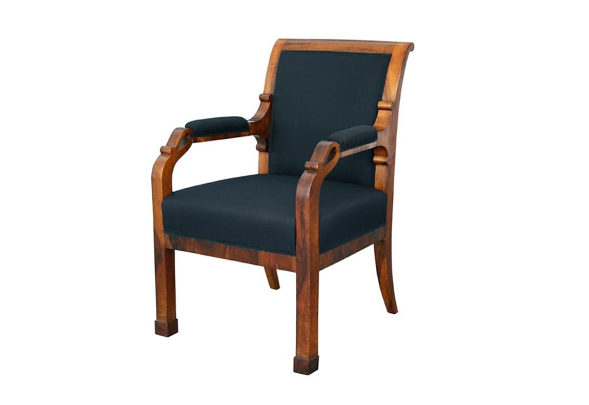 Autrichien Fauteuil Biedermeier en noyer du XIXe siècle. Vienne, vers 1825. en vente