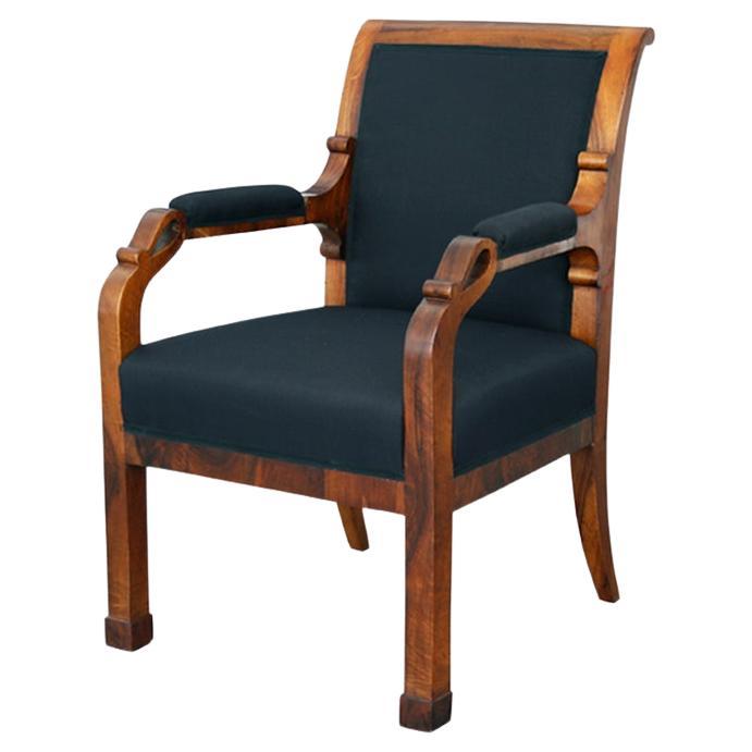 Fauteuil Biedermeier en noyer du XIXe siècle. Vienne, vers 1825.