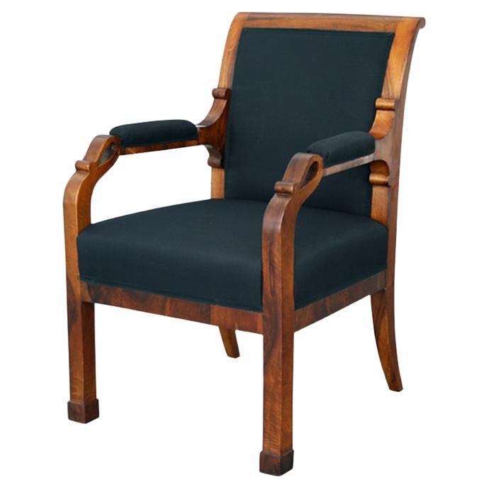 Fauteuil Biedermeier en noyer du XIXe siècle. Vienne, vers 1825. en vente