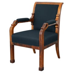 Fauteuil Biedermeier en noyer du XIXe siècle. Vienne, vers 1825.
