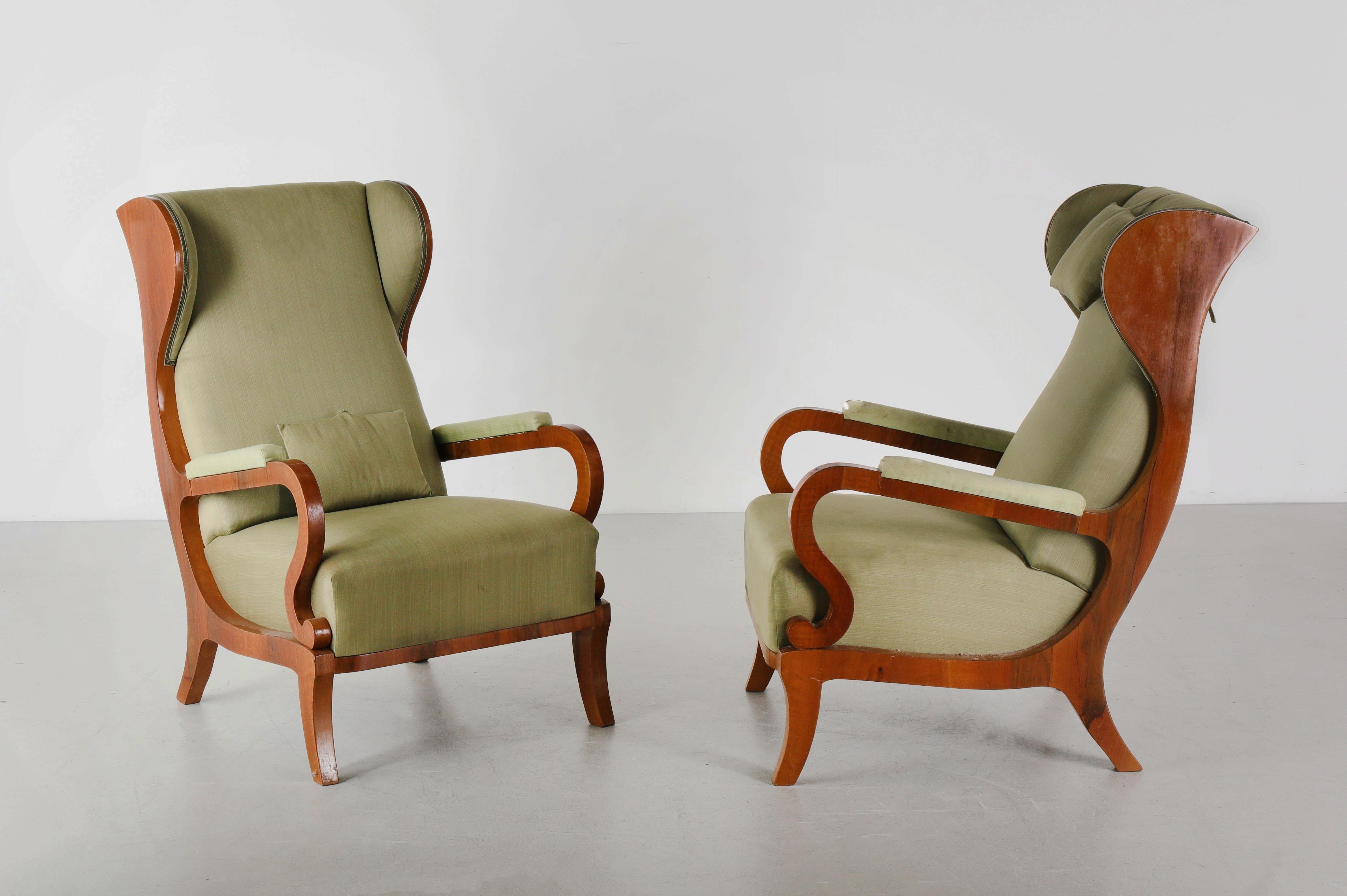 Poli Fauteuils en noyer Biedermeier du XIXe siècle. Vienne, vers 1825. en vente