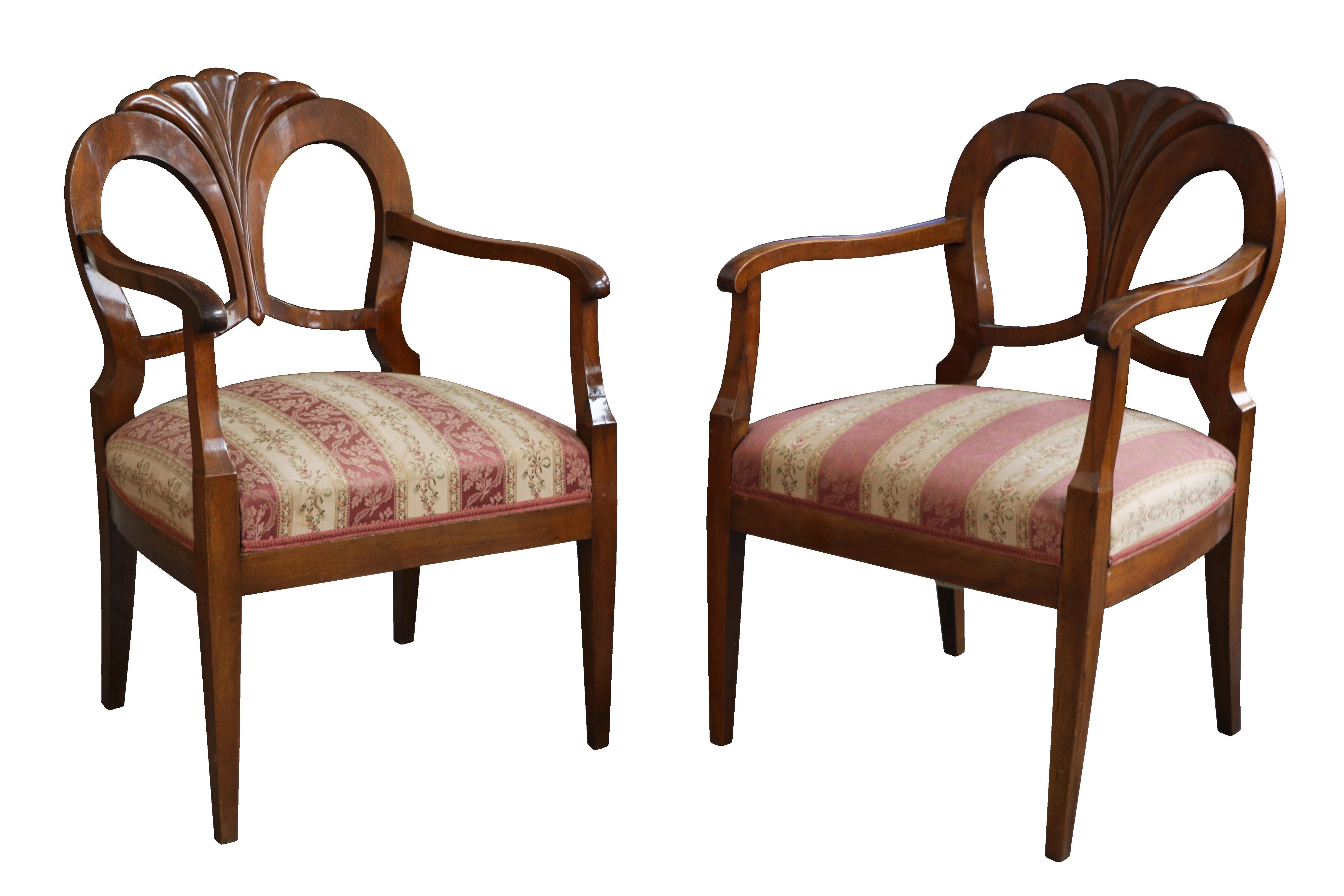 Bonjour,
Cette élégante paire de fauteuils tapissés de style Biedermeier viennois, datant de 1825-30, se distingue par ses proportions sophistiquées, son design rare et raffiné et son excellente qualité d'exécution. Elle continue d'exercer une