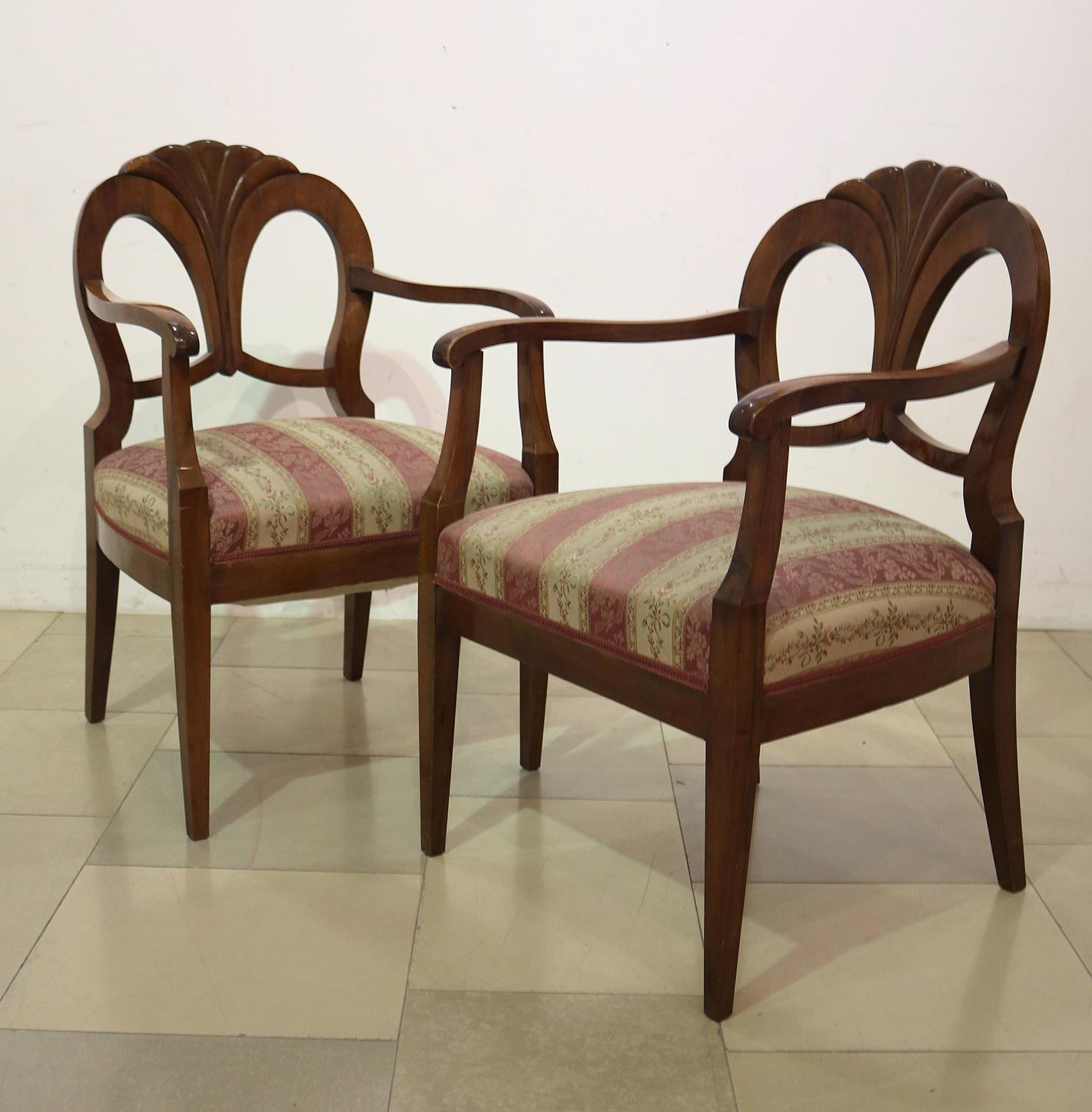 Poli Fauteuils en noyer Biedermeier du XIXe siècle. Vienne, vers 1830. en vente