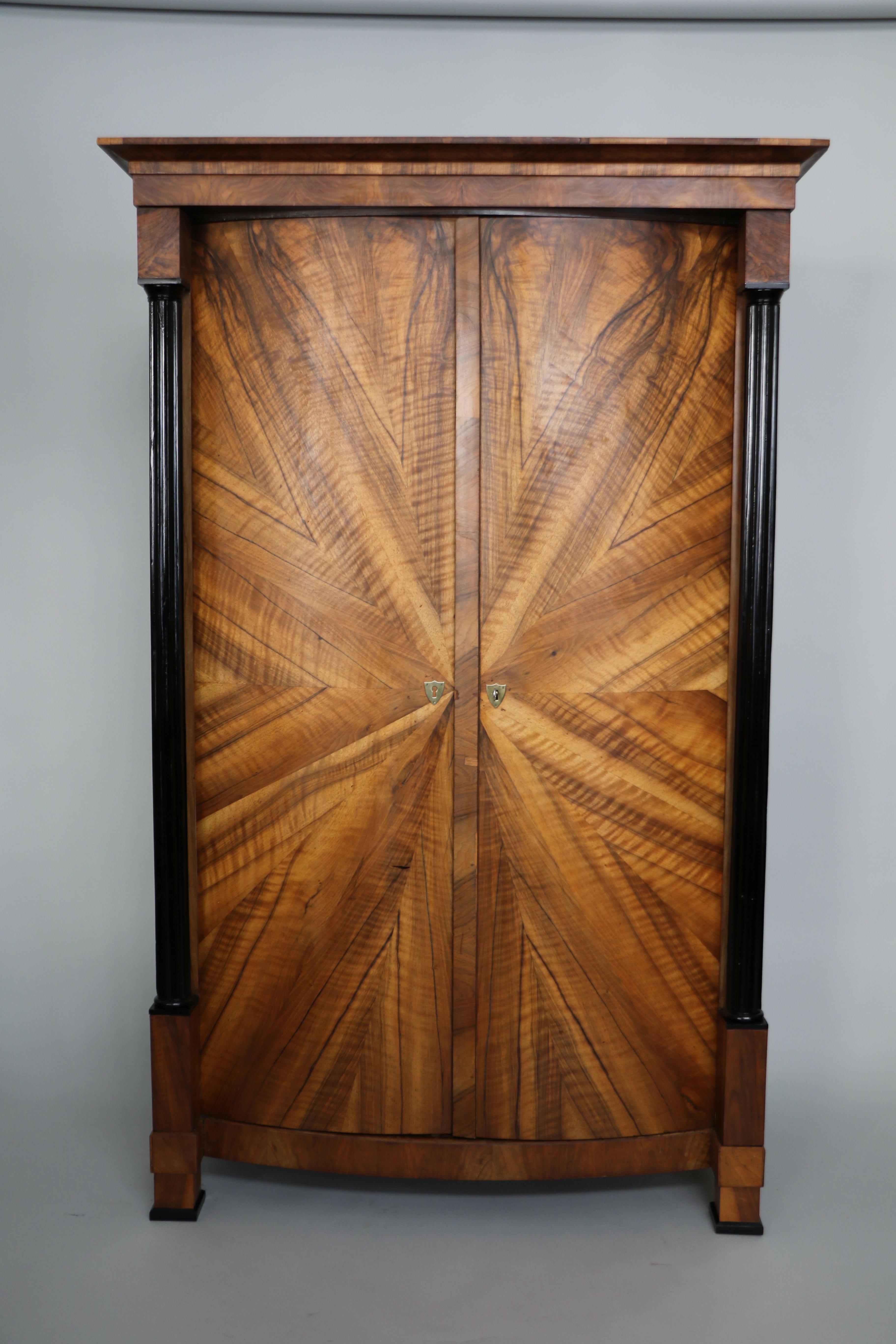Ciao,
Desideriamo offrirti questo armoire in noce Biedermeier, davvero squisito. Il pezzo è stato realizzato a Vienna nel 1825 circa.

Il Biedermeier viennese si distingue per le sue proporzioni sofisticate, il design raro e raffinato e l'eccellente