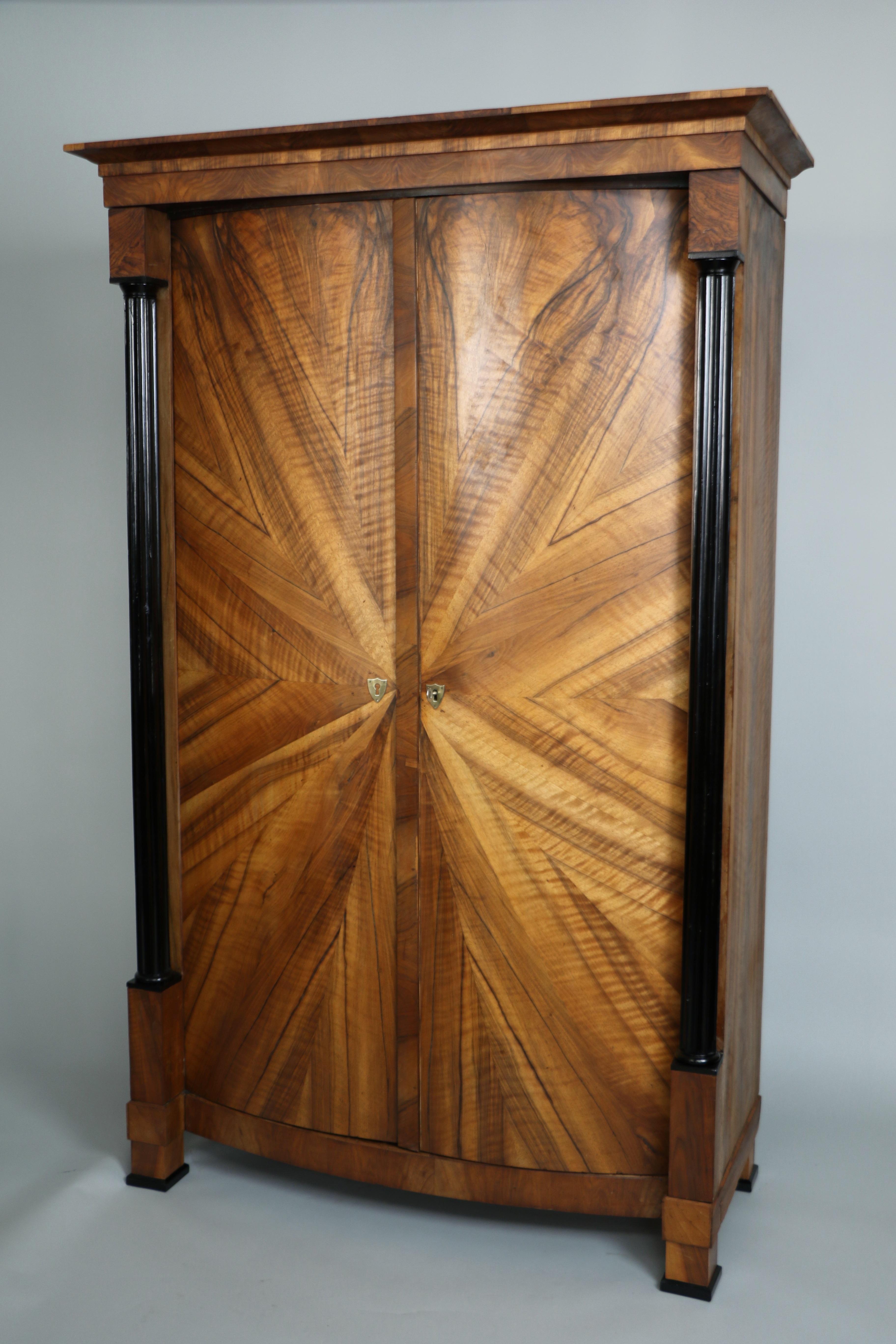 Ebanizzato Armoire in noce Biedermeier del XIX secolo. Vienna, 1825 circa. in vendita
