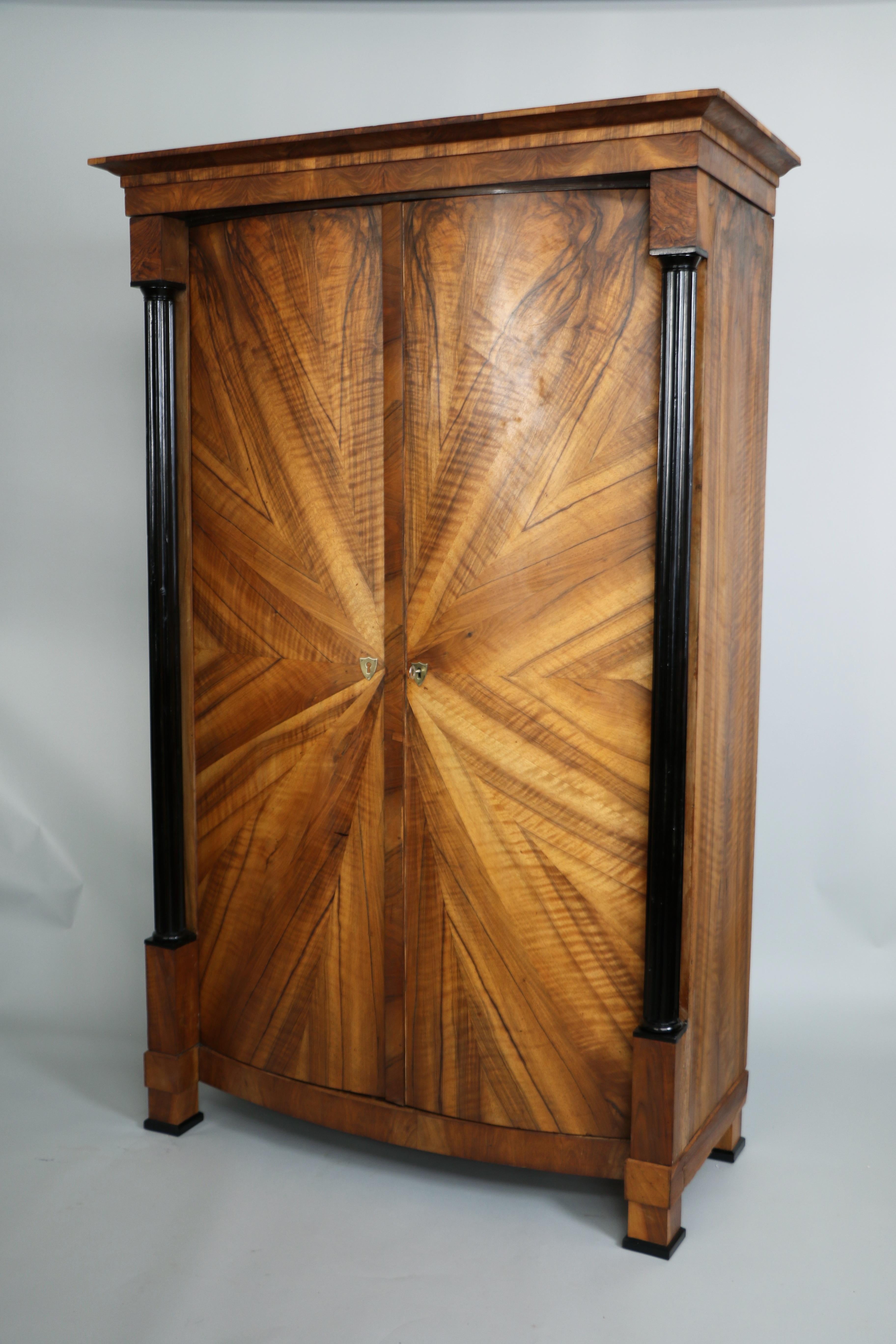 Armoire in noce Biedermeier del XIX secolo. Vienna, 1825 circa. in vendita 1