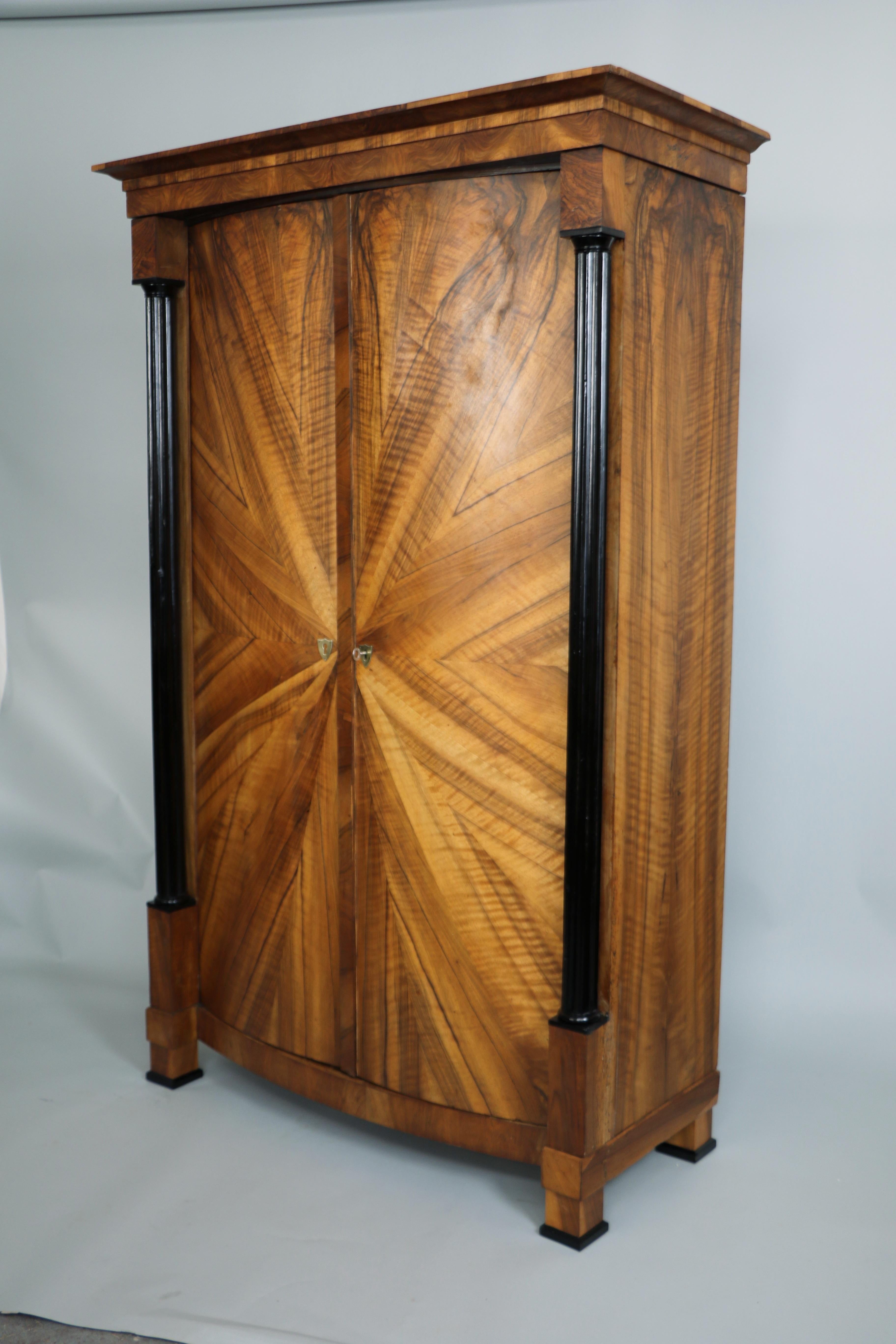 Armoire in noce Biedermeier del XIX secolo. Vienna, 1825 circa. in vendita 2