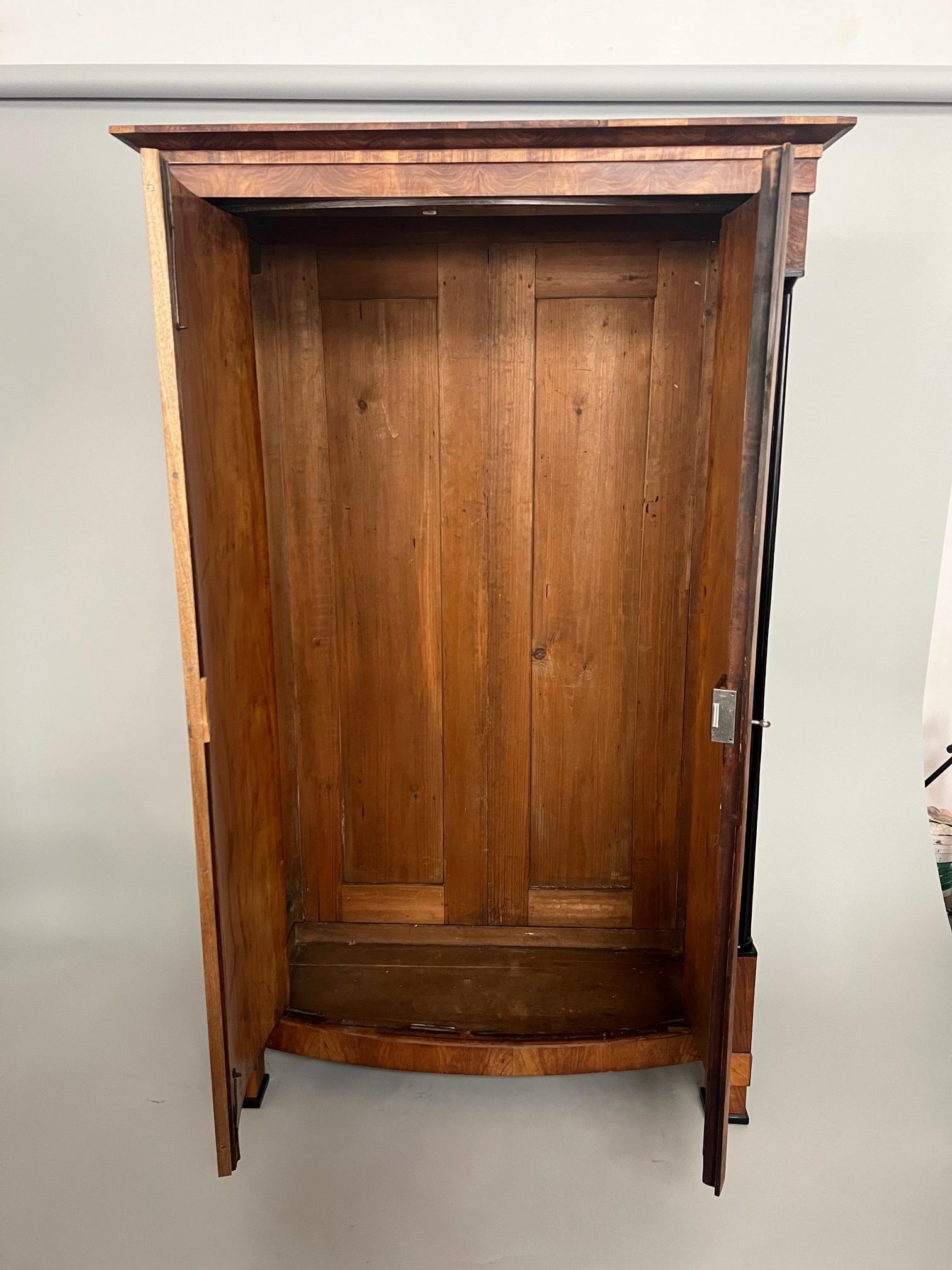 Noce Armoire in noce Biedermeier del XIX secolo. Vienna, 1825 circa. in vendita