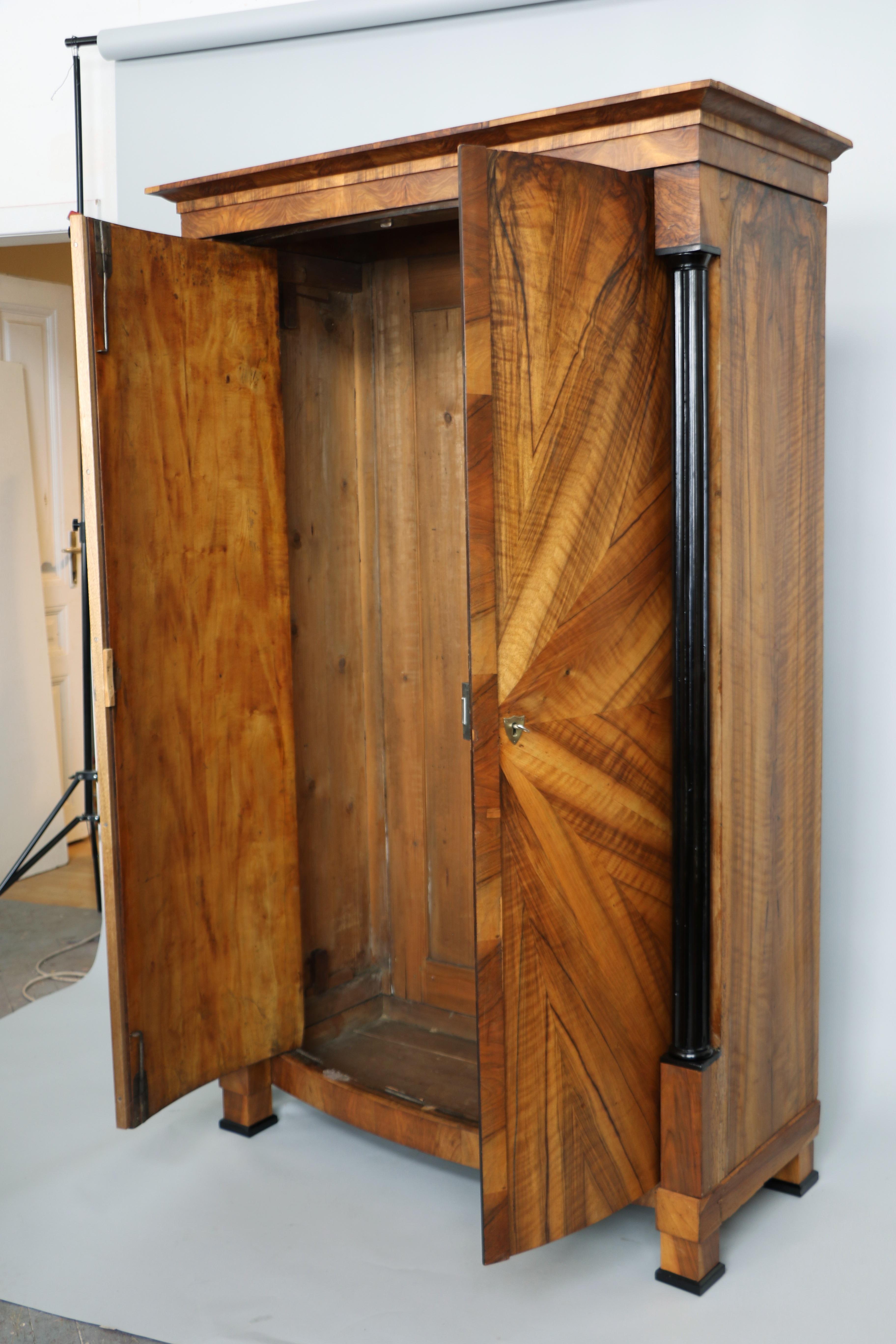 Austriaco Armoire in noce Biedermeier del XIX secolo. Vienna, 1825 circa. in vendita