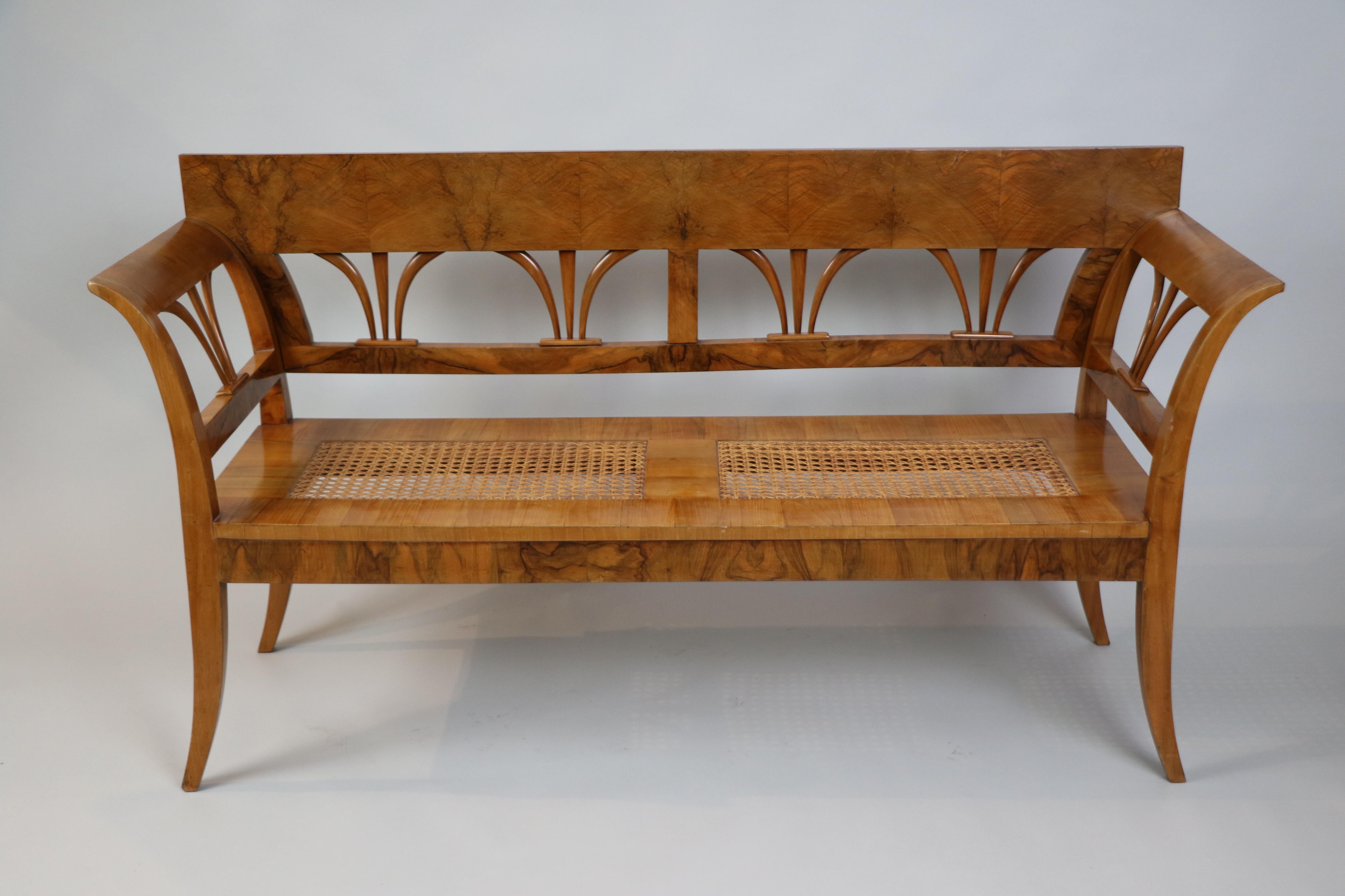 Questa straordinaria panca Biedermeier, realizzata a Vienna intorno al 1825, è un notevole esempio di design del primo Ottocento: senza tempo, raffinata e piena di carattere.

Realizzato in noce massiccio, il pezzo mette in mostra la bellezza