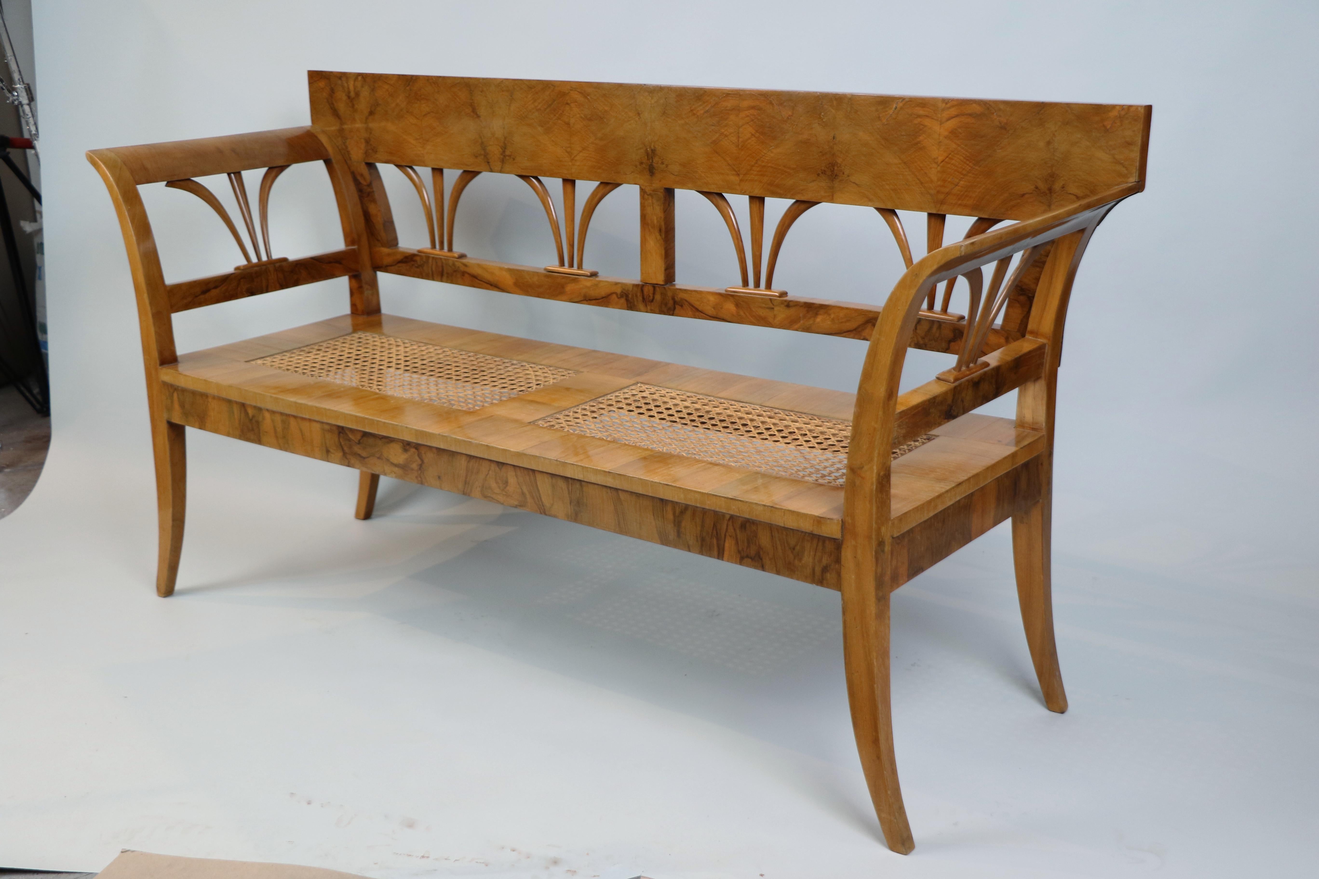 Lucidato Panca in noce Biedermeier del XIX secolo. Vienna, 1825 circa. in vendita