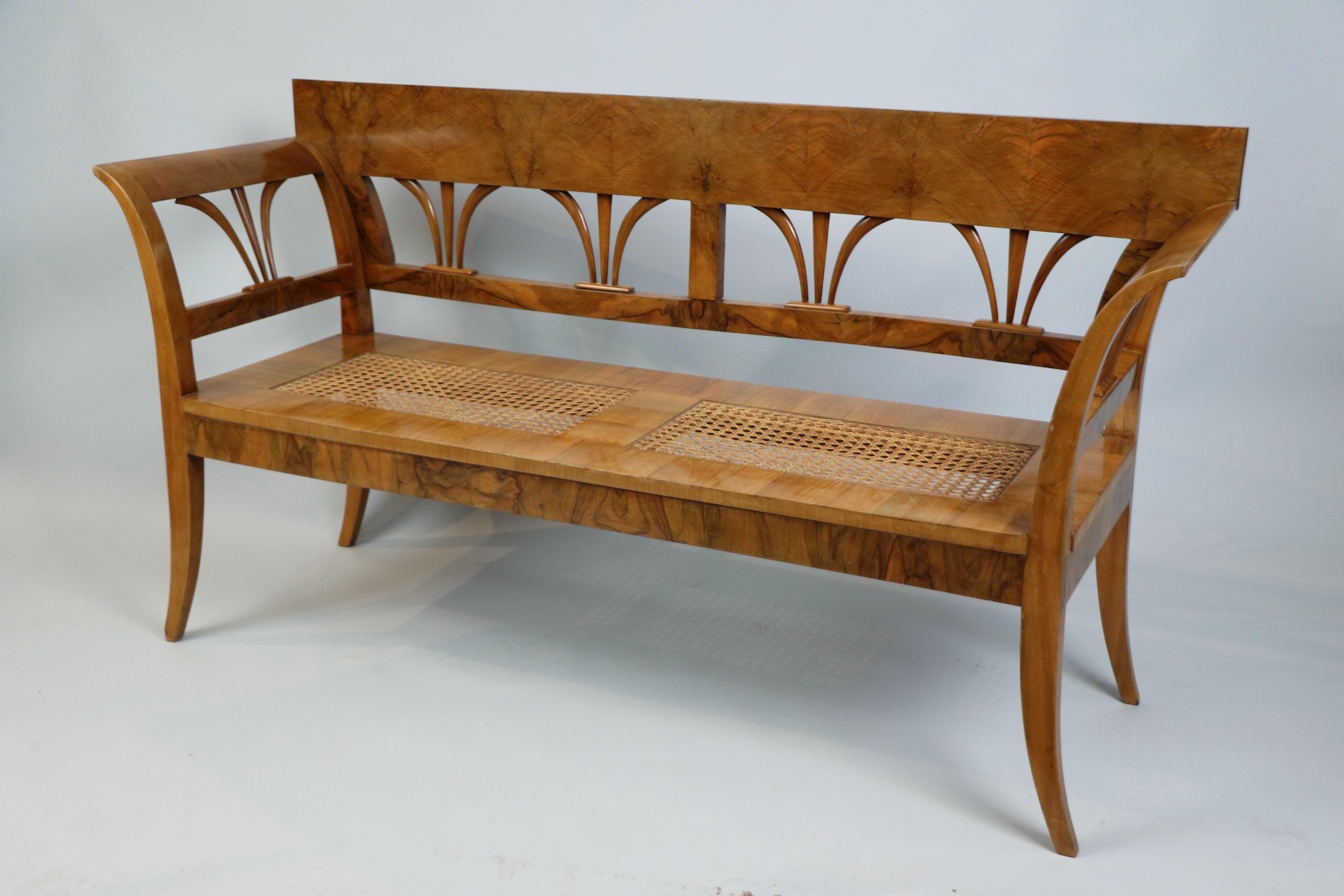 Panca in noce Biedermeier del XIX secolo. Vienna, 1825 circa. in vendita 1