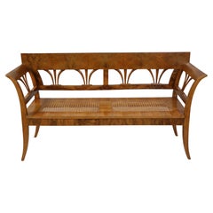 Panca in noce Biedermeier del XIX secolo. Vienna, 1825 circa.