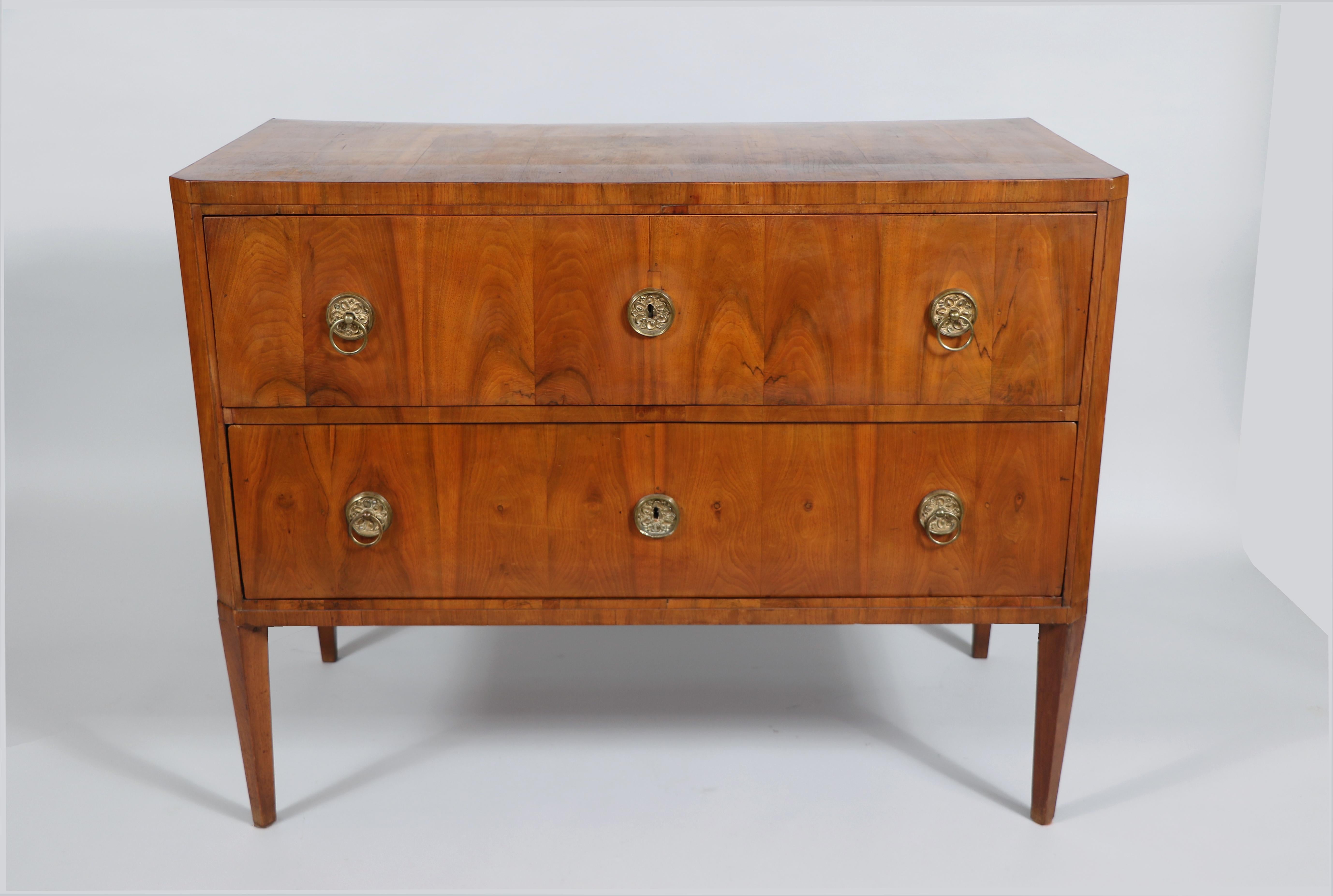 Hello,
This elegant early Biedermeier walnut bureau-commode is the best example of top-quality Viennese piece from circa 1820-25.

Viennese Biedermeier is distinguished by their sophisticated proportions, rare and refined design and excellent