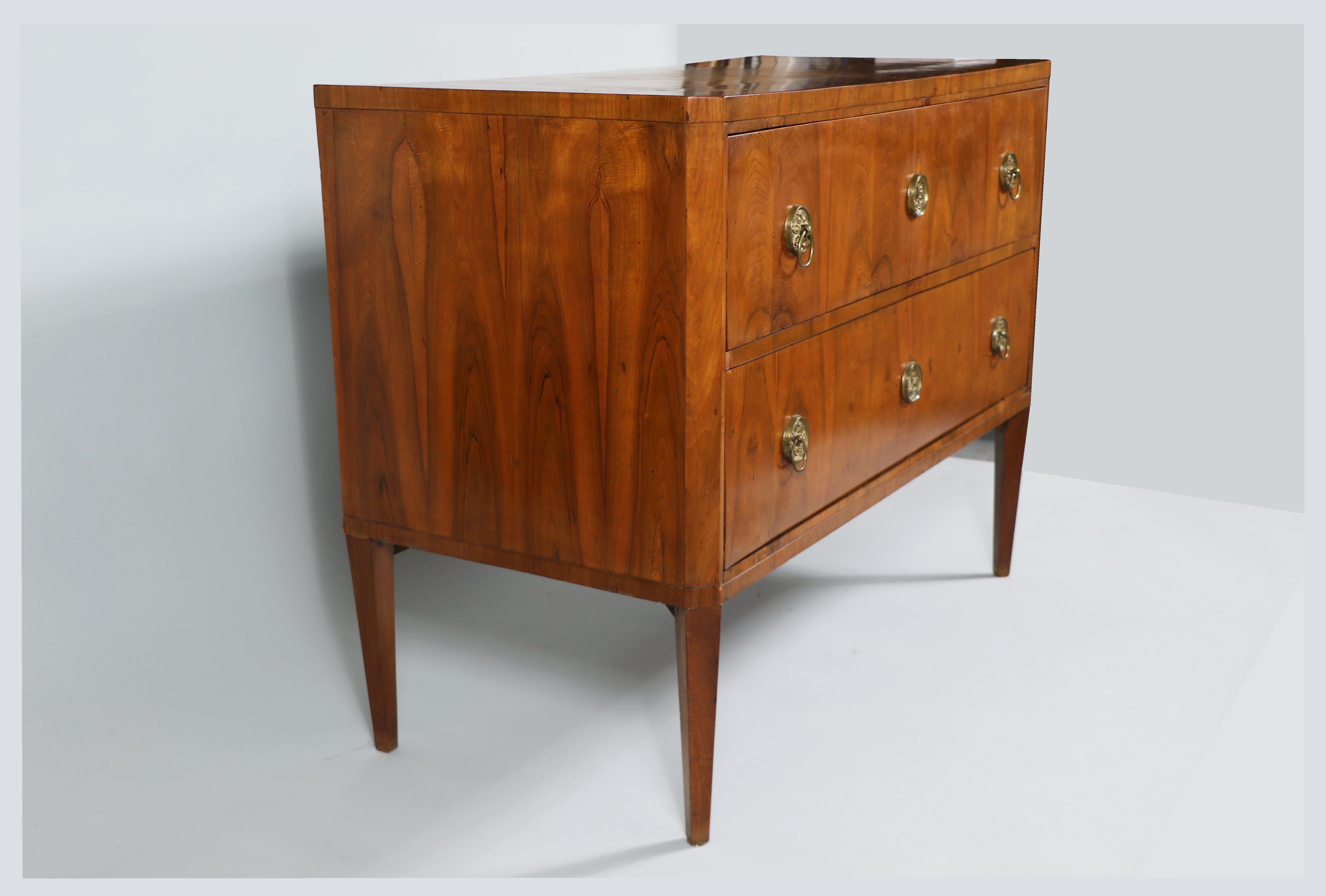 Austriaco Bureau-Commode in noce Biedermeier del XIX secolo. Vienna, 1820-25 circa. in vendita