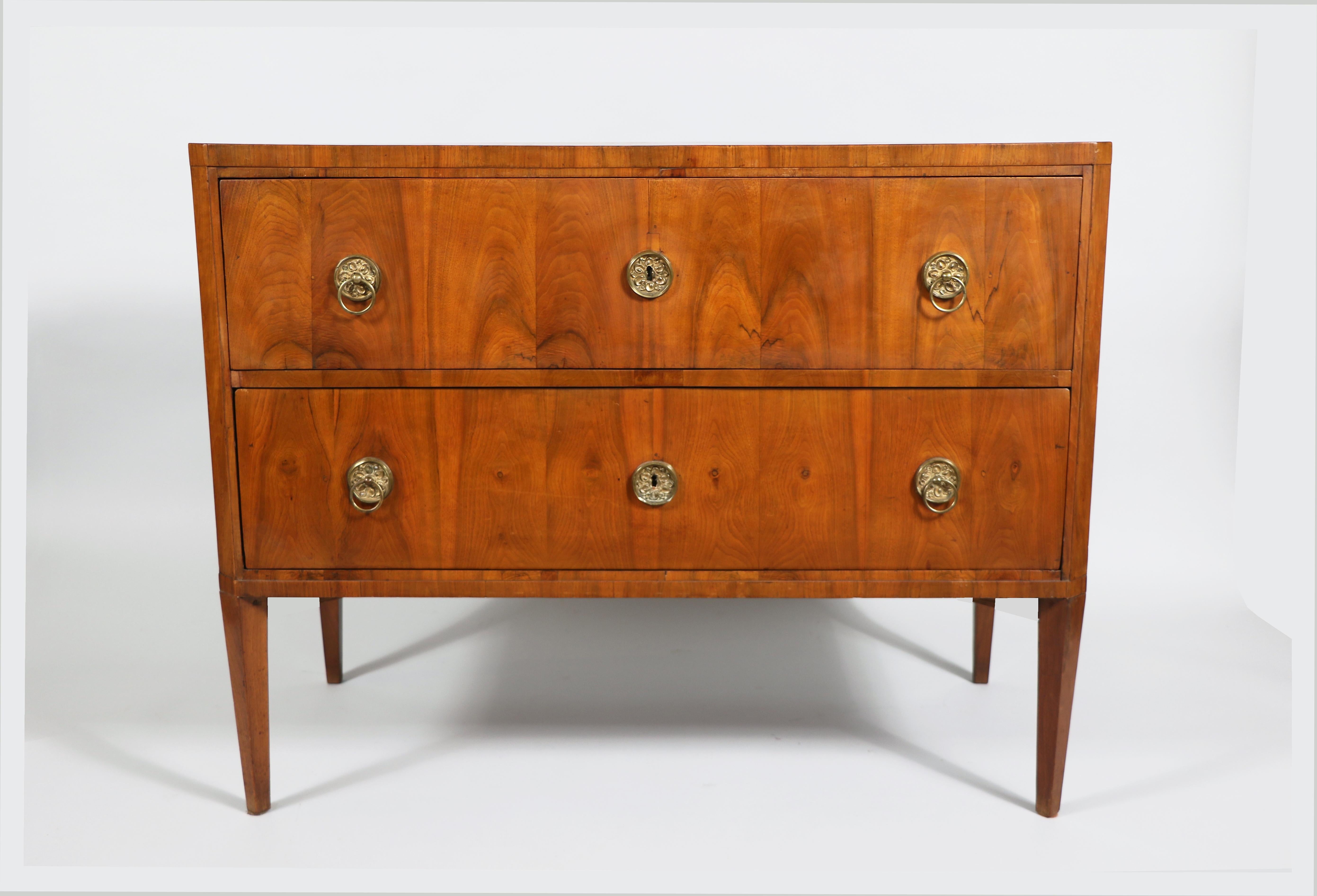 Ebanizzato Bureau-Commode in noce Biedermeier del XIX secolo. Vienna, 1820-25 circa. in vendita