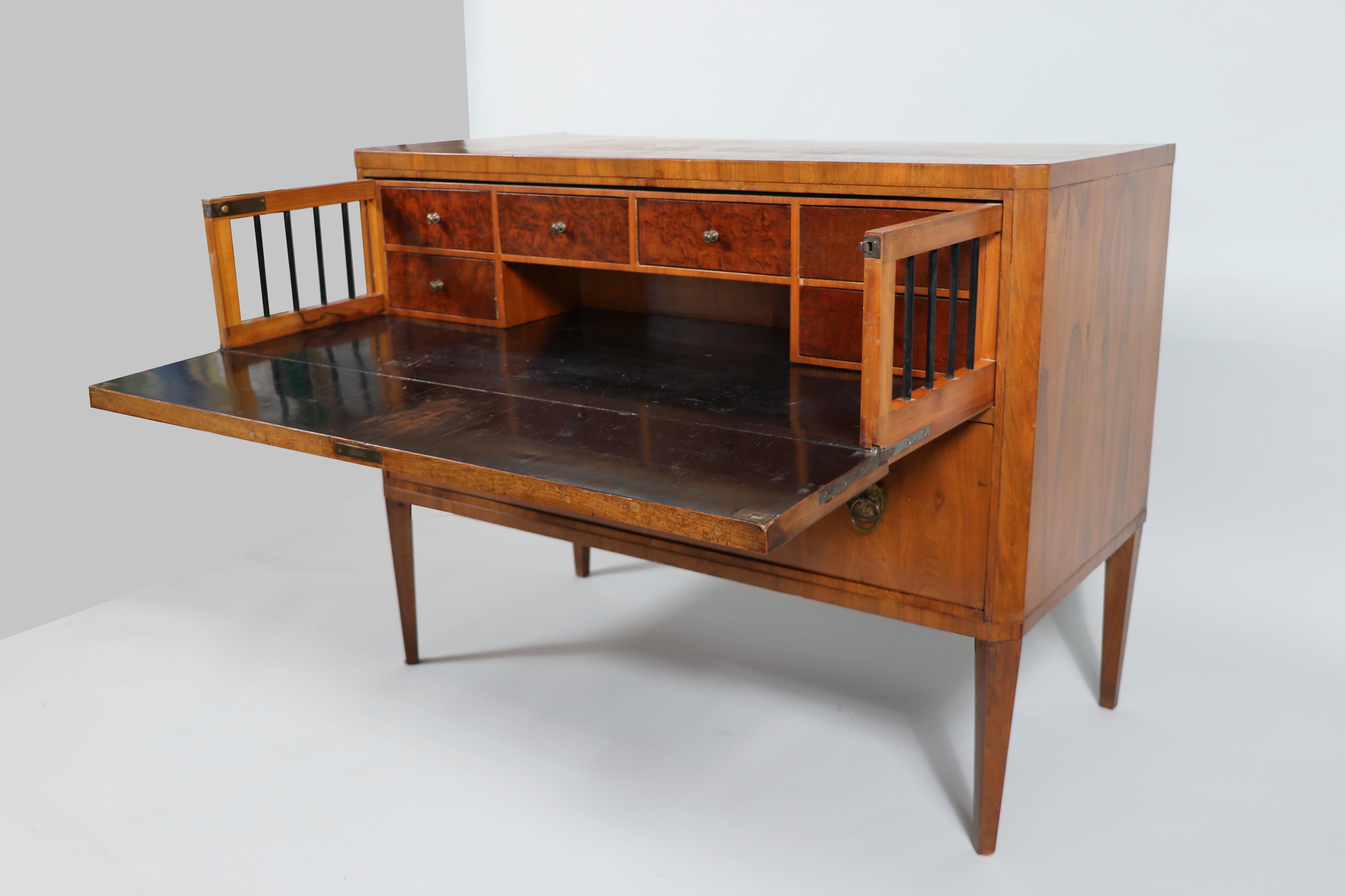 Ottone Bureau-Commode in noce Biedermeier del XIX secolo. Vienna, 1820-25 circa. in vendita