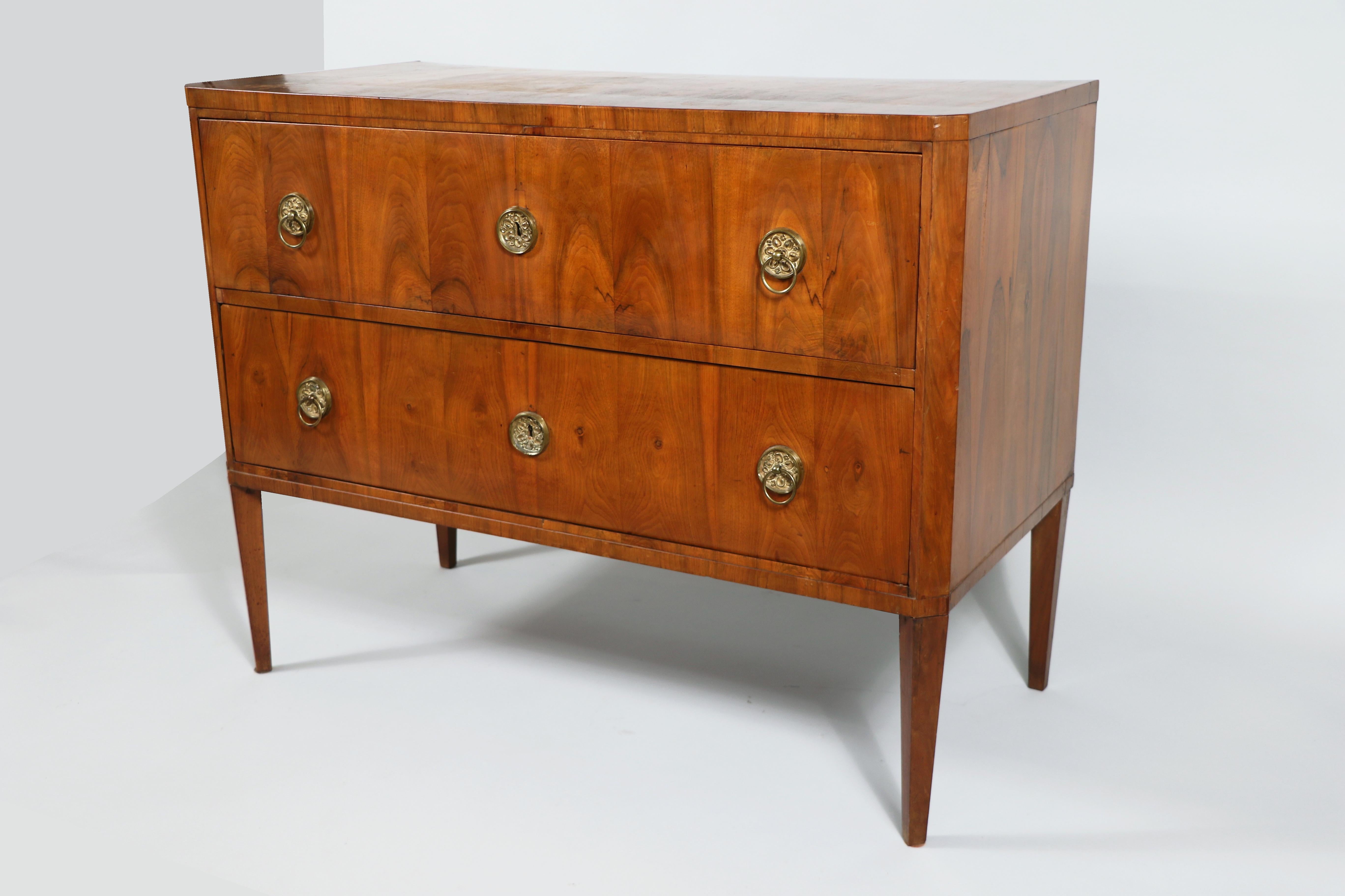 Bureau-Commode in noce Biedermeier del XIX secolo. Vienna, 1820-25 circa. in vendita 1