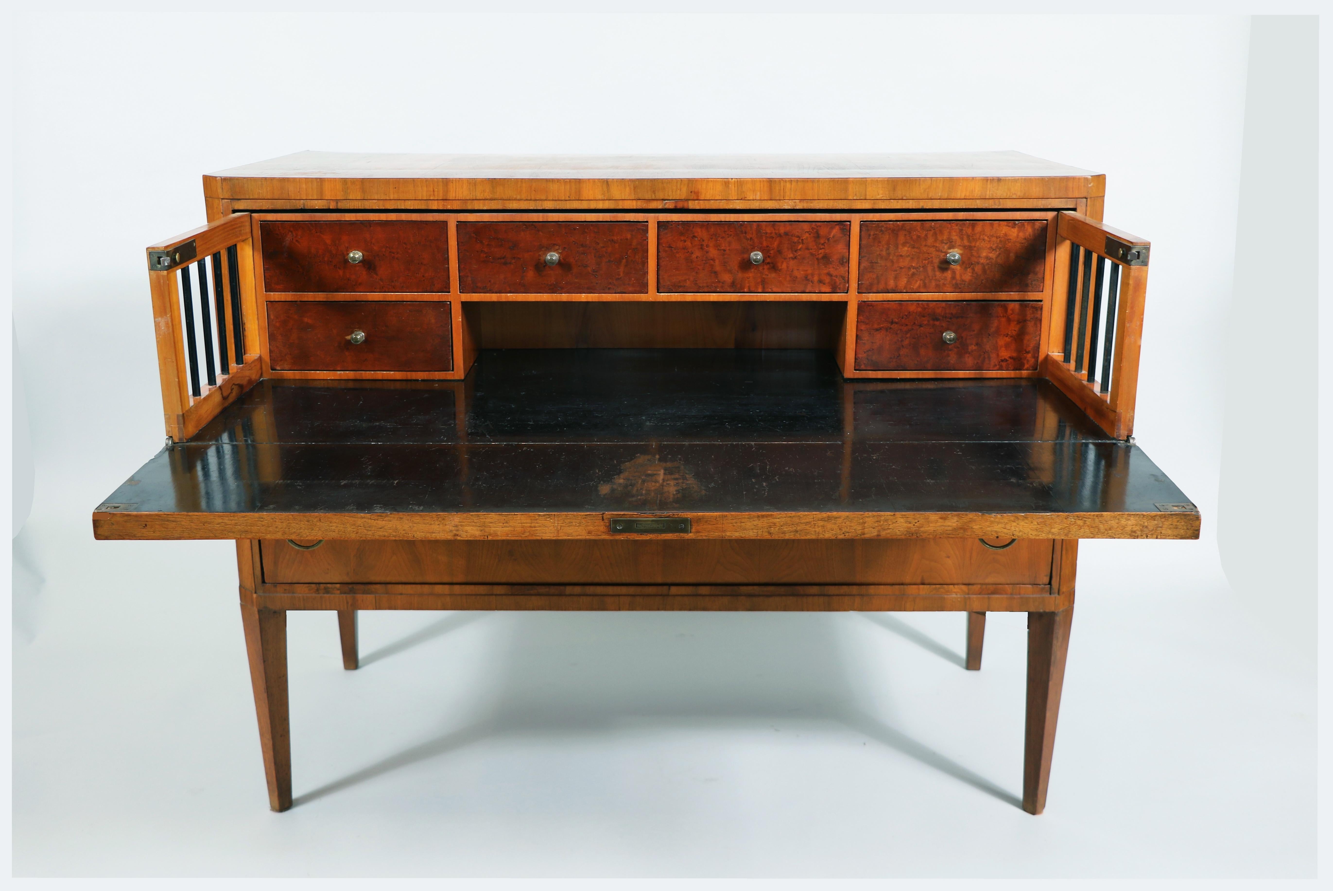 Bureau-Commode in noce Biedermeier del XIX secolo. Vienna, 1820-25 circa. in vendita 3