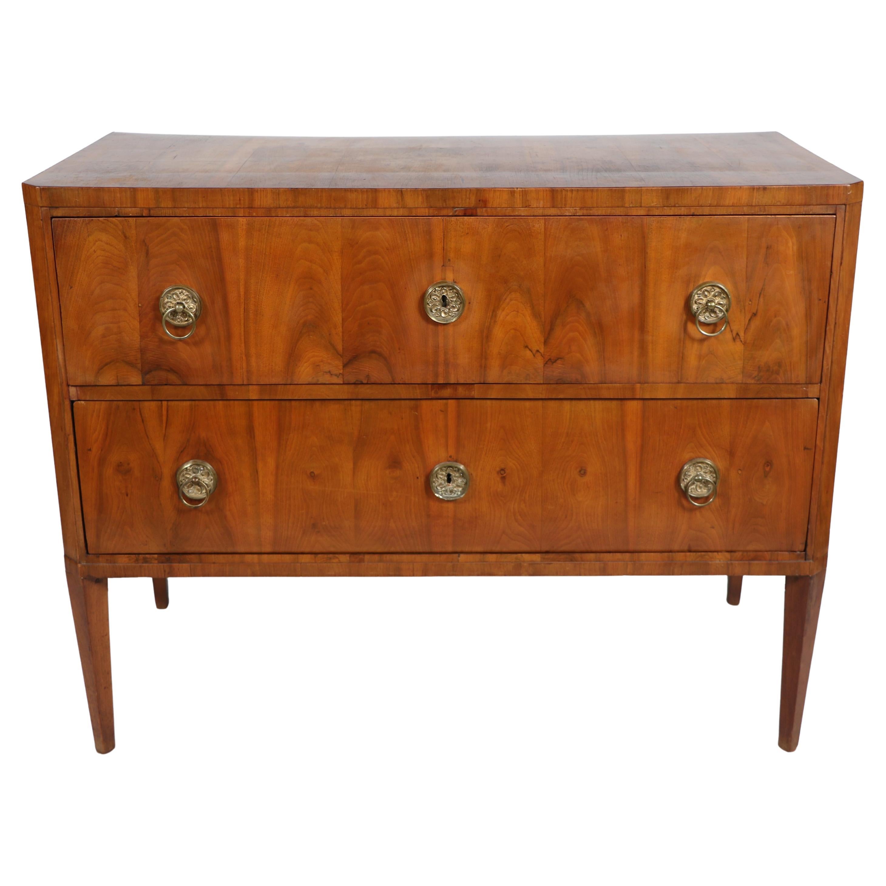 Bureau-Commode in noce Biedermeier del XIX secolo. Vienna, 1820-25 circa.