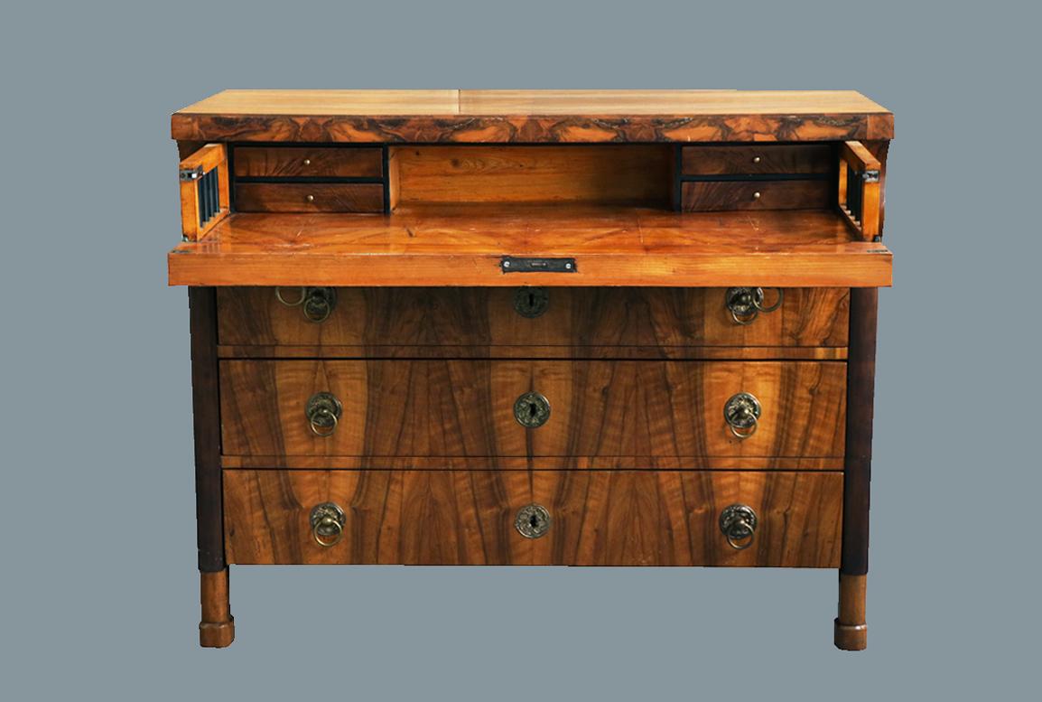 Ciao,
Questo elegante bureau-commode in noce Biedermeier è il miglior esempio di pezzo viennese di alta qualità del 1825 circa.

Il Biedermeier viennese si distingue per le sue proporzioni sofisticate, il design raro e raffinato e l'eccellente