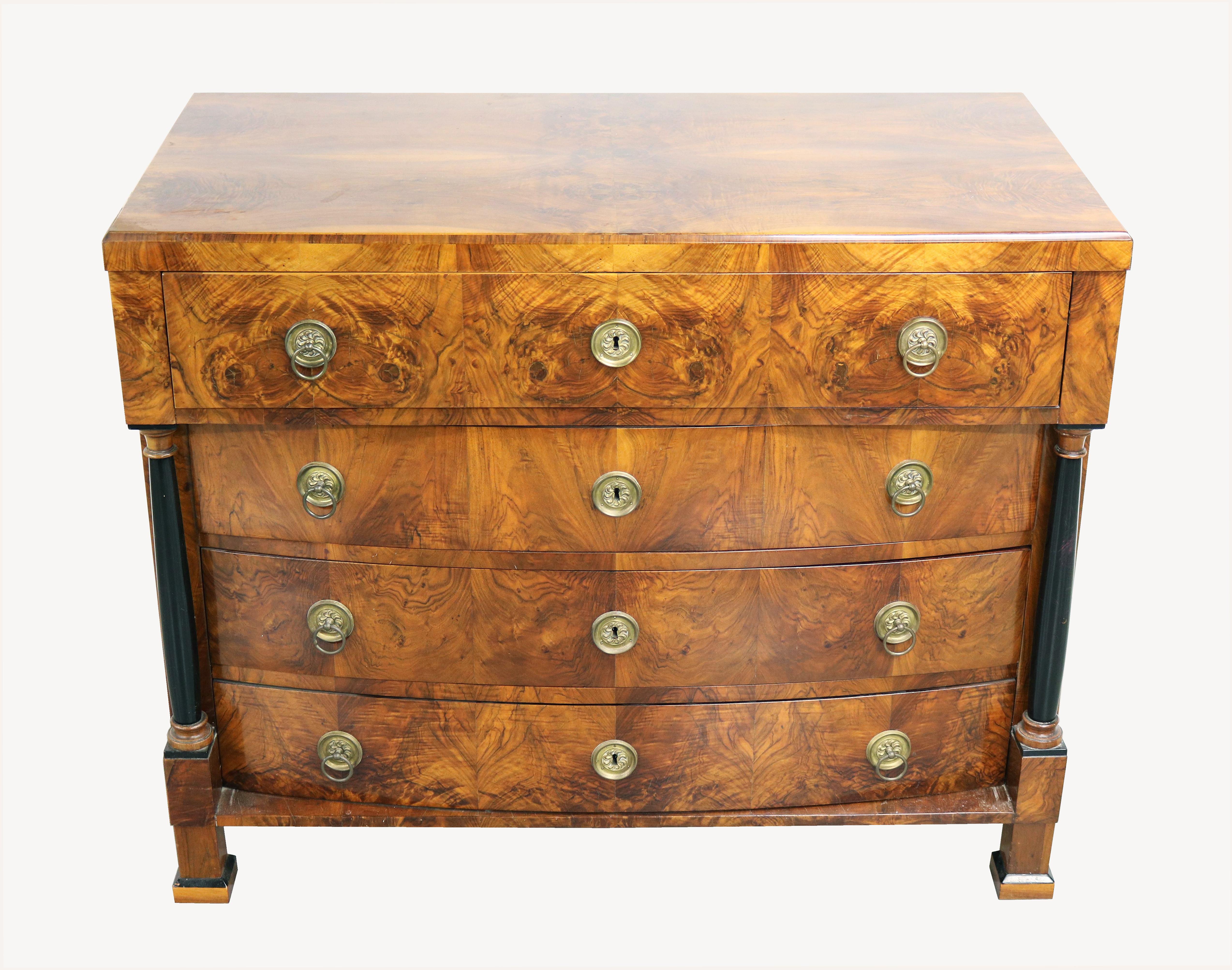 Ciao,
Questo elegante bureau-commode in noce Biedermeier è il miglior esempio di pezzo viennese di alta qualità del 1820 circa.

Il Biedermeier viennese si distingue per le sue proporzioni sofisticate, il design raro e raffinato e l'eccellente