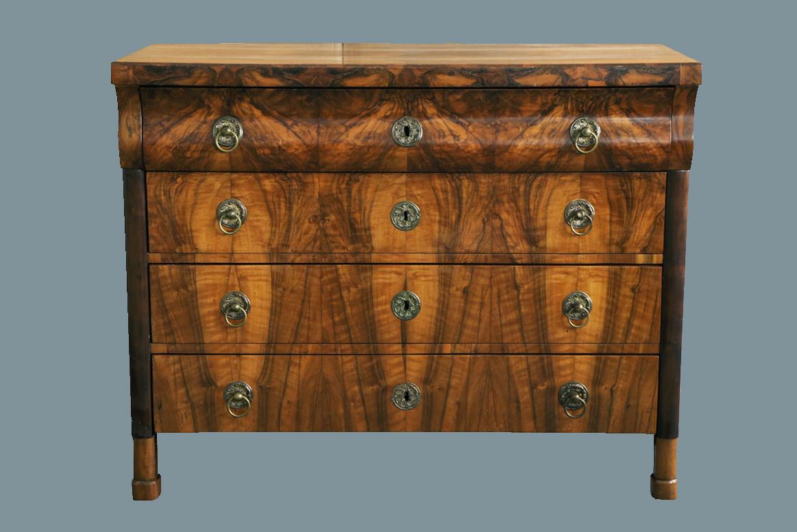 Austriaco Bureau-Commode in noce Biedermeier del XIX secolo. Vienna, 1825 circa. in vendita