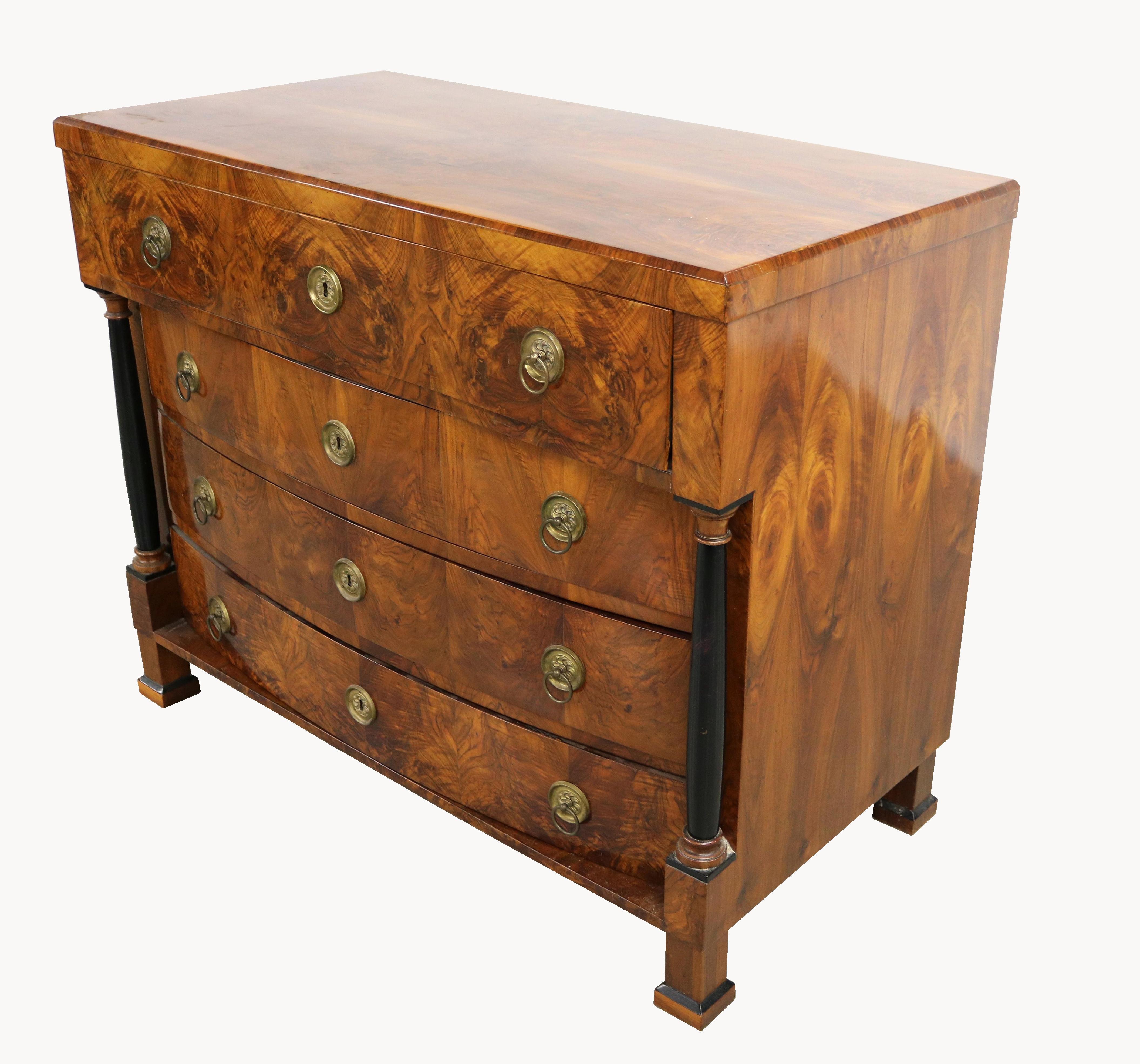 Austriaco Bureau-Commode in noce Biedermeier del XIX secolo. Vienna, 1825 circa. in vendita