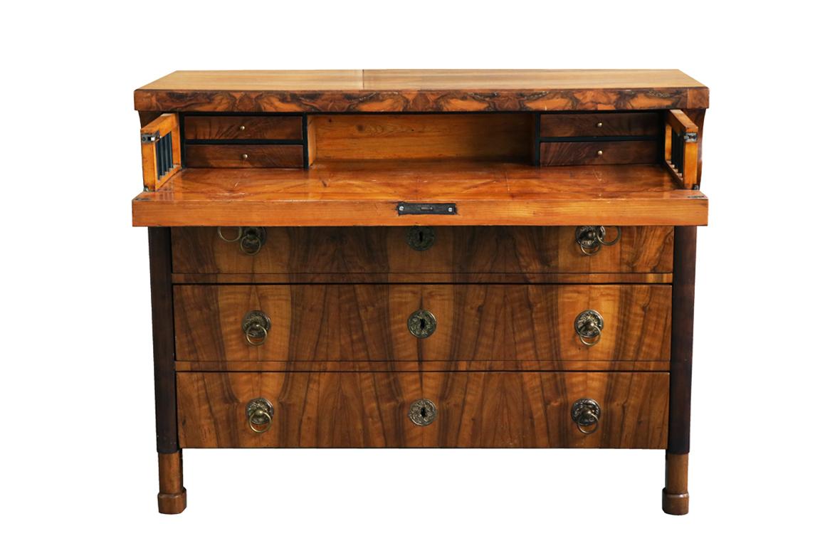 Ebanizzato Bureau-Commode in noce Biedermeier del XIX secolo. Vienna, 1825 circa. in vendita