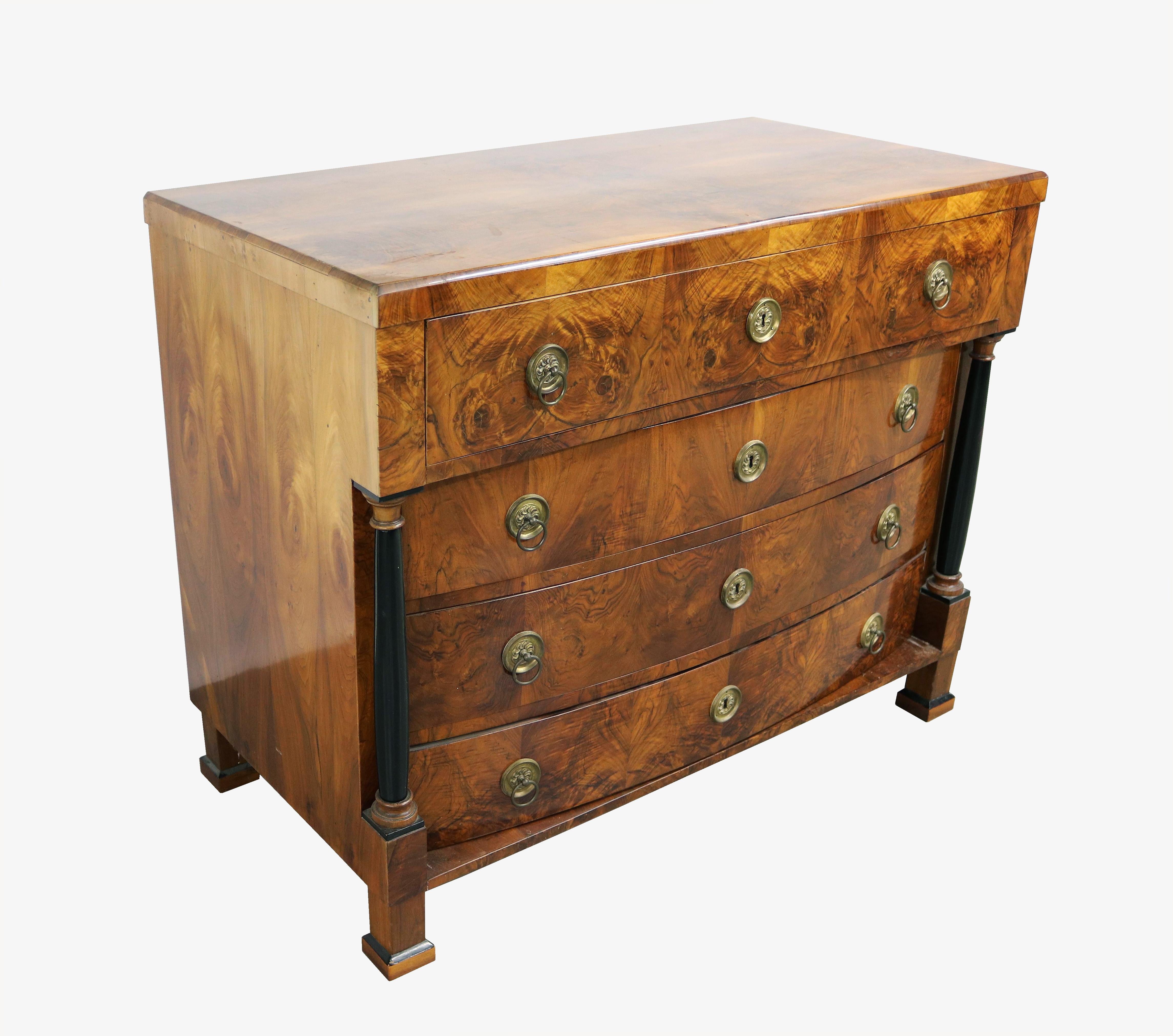 Ebanizzato Bureau-Commode in noce Biedermeier del XIX secolo. Vienna, 1825 circa. in vendita
