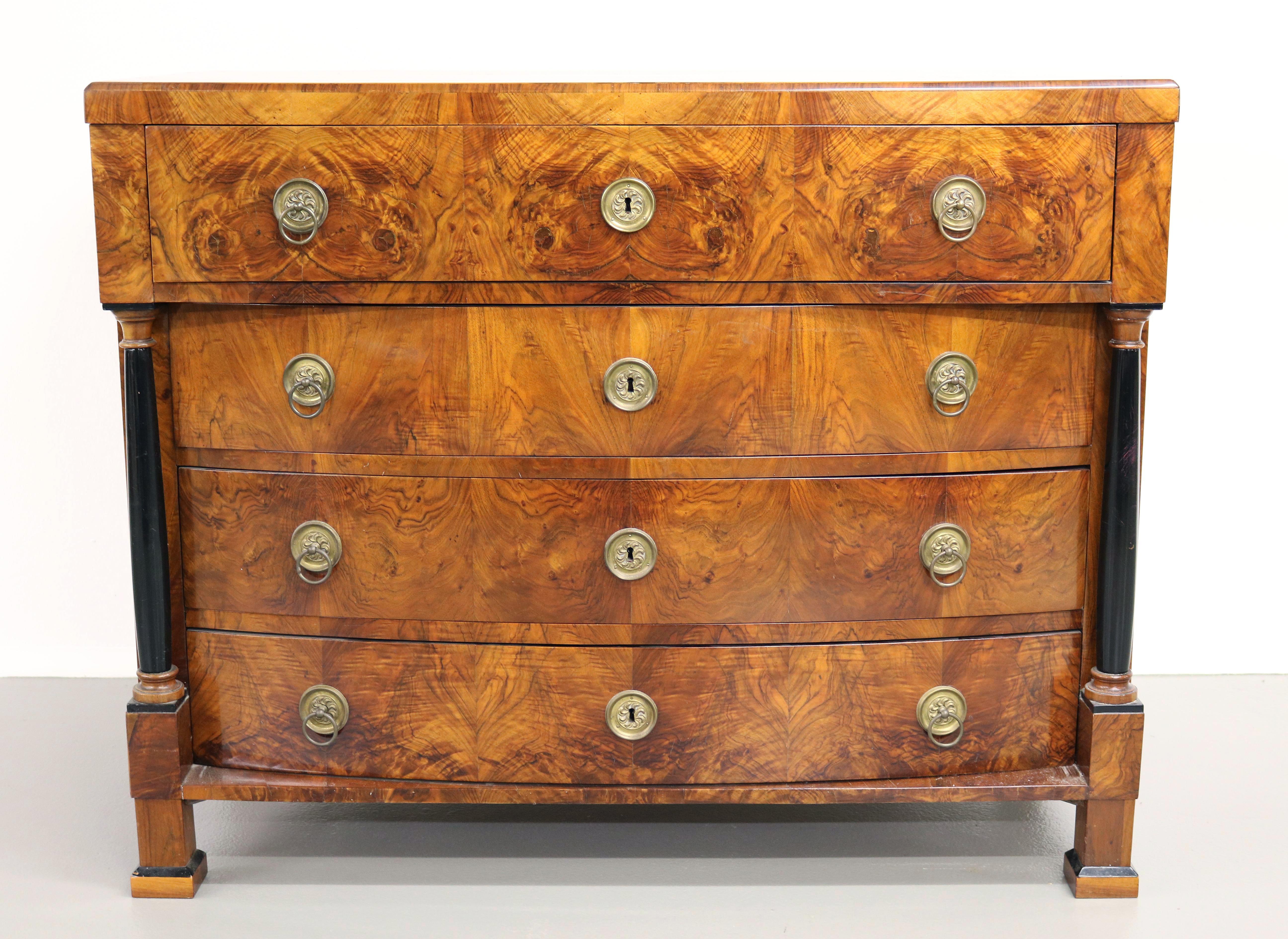 Ottone Bureau-Commode in noce Biedermeier del XIX secolo. Vienna, 1825 circa. in vendita
